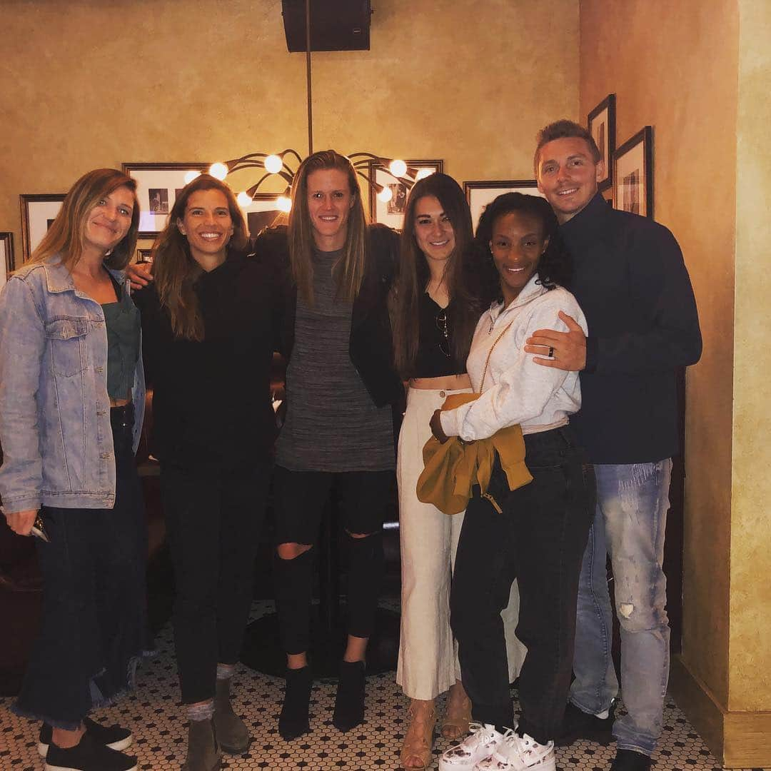 アリッサ・ナアーさんのインスタグラム写真 - (アリッサ・ナアーInstagram)「Wonderful birthday dinner with some great people 😊🎂」4月22日 11時29分 - alyssanaeher