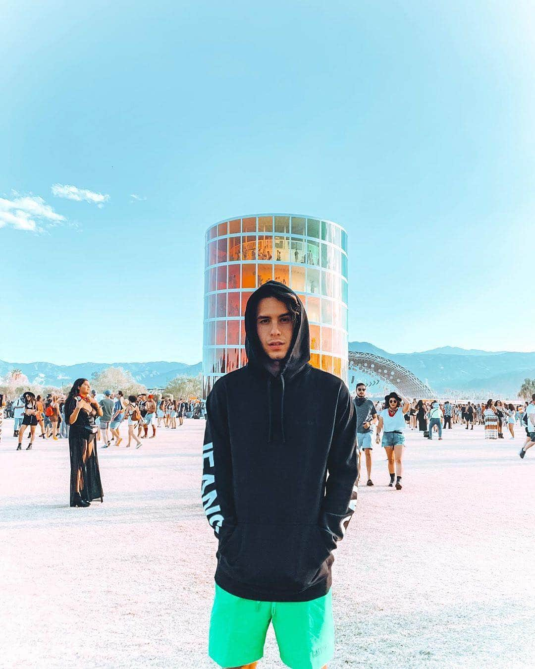 Calvin Kleinさんのインスタグラム写真 - (Calvin KleinInstagram)「Paint the sky #CKCOACHELLA 🌈@harleyalves layers up in #CALVINKLEIN, just in time for the last day of #Coachella.  Discover more from our #Coachella edit at the link in bio, and stay tuned here for all the weekend highlights.」4月22日 11時40分 - calvinklein