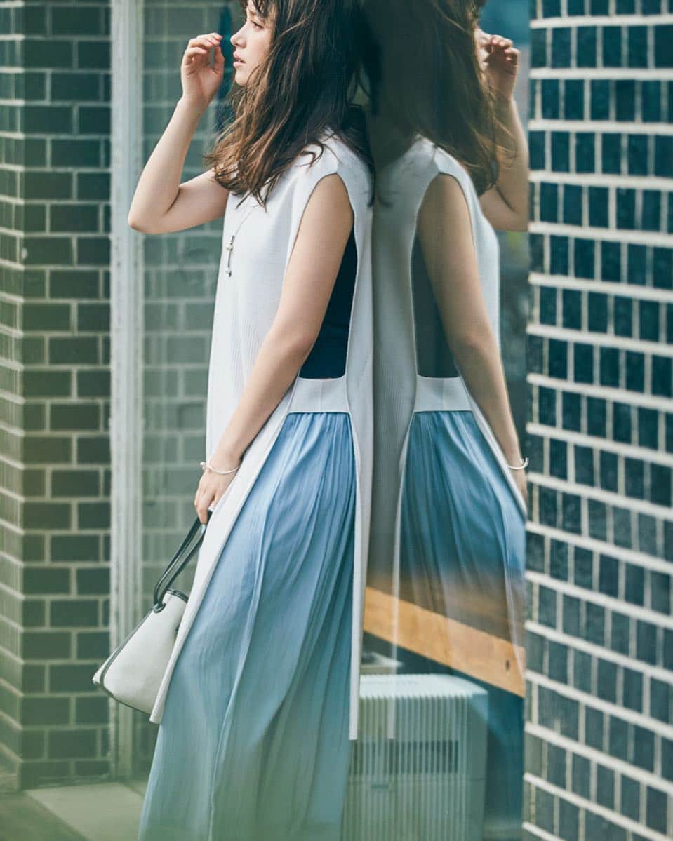 cancam_fashionのインスタグラム：「4月22日、今日の東京は曇り時々晴れ。最高気温21度、最低気温12度の予報です（気象庁調べ）。 穏やかな晴れ間が広がる月曜日は、上品な色合わせと旬のアイテムで好感度抜群の春コーデに。スタイルアップも意識したロングニットが気分です♪ ・ model @naomi_tora ・ 商品の詳細はプロフィールのURLからcheck✔️ . #cancam #cancamfashion #トラウデン直美 #今日のコーデ  #ロングニット #ロングスカート #ootd」