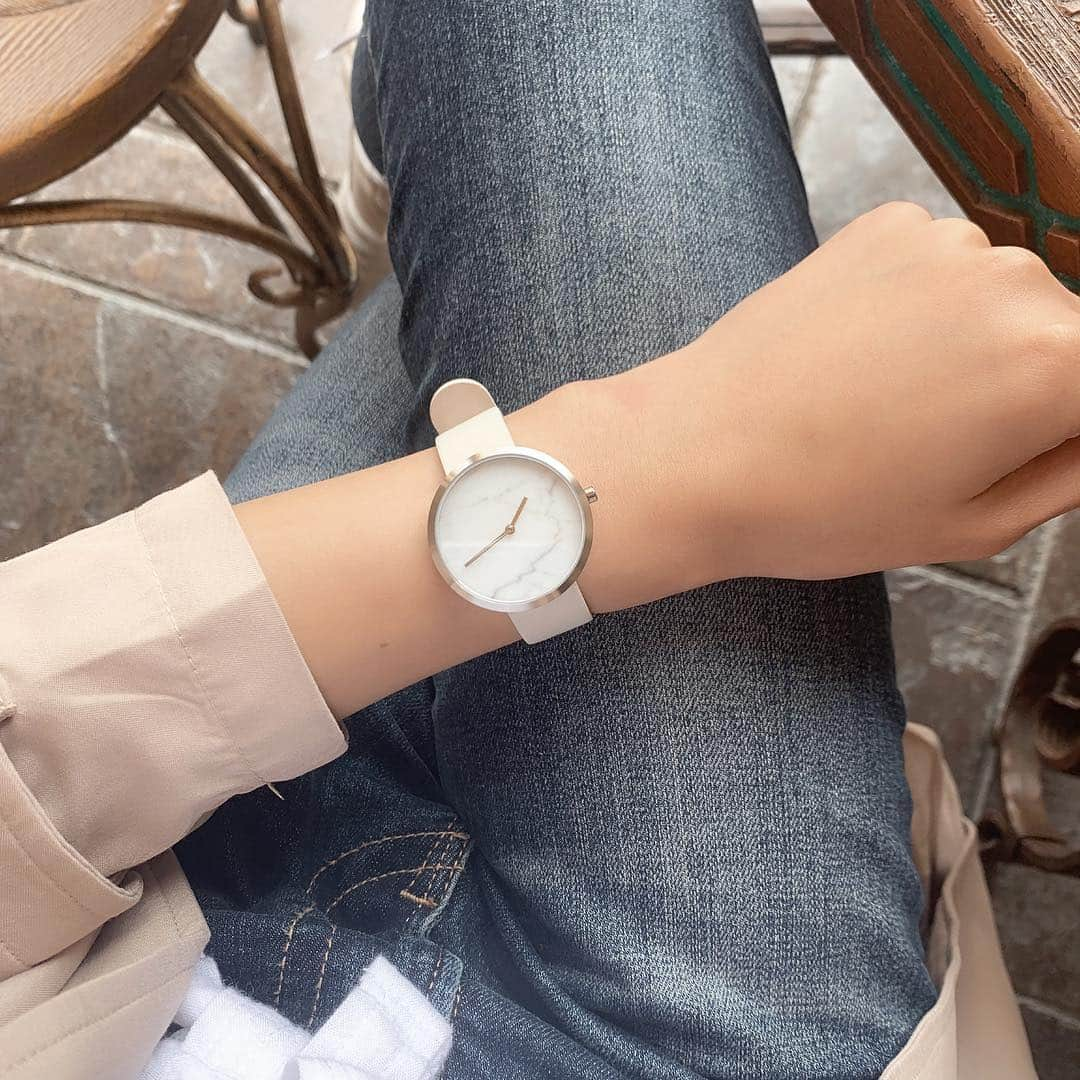 ヴァッツ美良さんのインスタグラム写真 - (ヴァッツ美良Instagram)「New watch✌🏻💕 * 色んな雑誌に載ってるの見て可愛いなぁ〜 って思ってた @mavenjapan の腕時計。 シンプルで素敵✨ * * クーポンコード 【miramiss_no6】で10%off (クーポン使用期限は本日より１年間) * * #mavenwatches#マベン#マベンウォッチズ#腕時計#時計#手元倶楽部#小物#アクセサリー#都会と自然 #服#ファッション#コーデ」4月22日 11時48分 - miravats_06