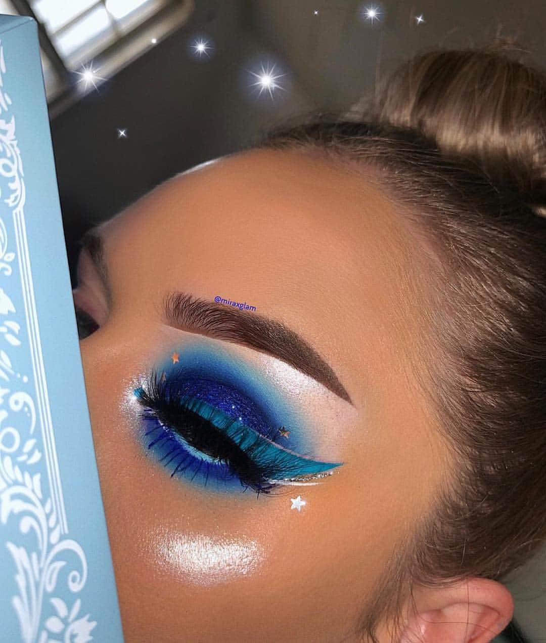 Jeffree Star Cosmeticsさんのインスタグラム写真 - (Jeffree Star CosmeticsInstagram)「BLUE VELVET EYES 💙 @miraxglam created this stunning look with our coveted #BlueBlood eyeshadow palette 💧 #jeffreestarcosmetics #bluebloodpalette #magicstar」4月22日 11時49分 - jeffreestarcosmetics