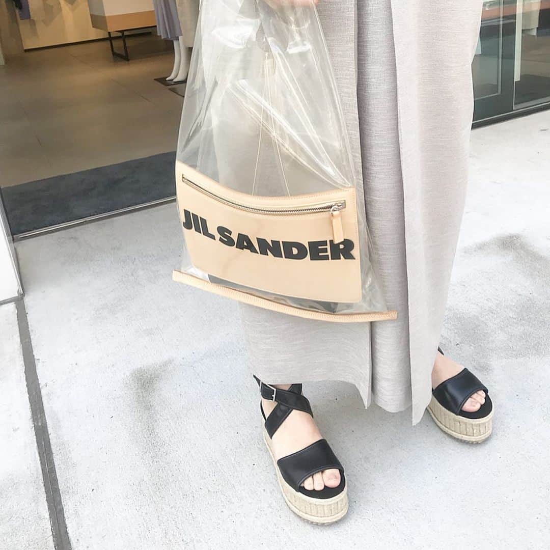 渡辺由香さんのインスタグラム写真 - (渡辺由香Instagram)「#ootdfashion #coordinate  #dress #elendeek  #bag #jilsander  #shoes #elendeekcelect  いよいよ夏が近づいてきてワクワクするね^_^ こちらのワンピ、アイラインシルエットでおなか周りも気にならないし、大人エフォートレス感 シンプルだけど、肩がひとくせデザインの人気ワンピ 麻ライクな素材とニットリブのドッキングがかわいいんです  5月入荷でただ今プレオーダー中ですのでチェックしてね！  夏は必ず買っちゃう 楽ちんなウェッジソールは エレンディークセレクトのインポートで青山にて販売中  しかもプチプラなんです！ GWの旅行に楽ちんシューズは何個かゲット予定💋  #ワンピースコーデ #大人コーデ  #今日の服 #今日のコーデ #エレンディーク」4月22日 11時51分 - yukawatanabe_hanabo
