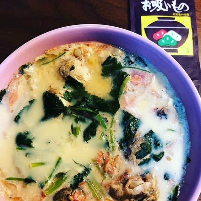 味ひとすじ　永谷園さんのインスタグラム写真 - (味ひとすじ　永谷園Instagram)「. #regram 【松茸の味お吸いものをダシ代わりに使っていただいてます♪】 ＠minihei787_8 さんの投稿をリグラムさせていただきました！ #永谷園 #ゆるめしのみかた #ゆるめしの味方 #主婦の味方  松茸の味お吸い物で、おっきな茶碗蒸し‼️ 中身は、マッシュルーム、ベーコン、桜海老、三つ葉。  ちゃんと美味しい。意外だったのは、マッシュルーム🍄が、食感も松茸っぽいこと。  永谷園さん、松茸の味お吸い物の、具抜き顆粒ヴァージョン出してくれないかな。  ほんだしみたいなやつ。塩分弱めにしてくれたら色々使いやすい。  #永谷園 #松茸の味お吸い物 #ゆるめしのみかた  #ゆるめし #food #foodstagram  #ごはん #おうちごはん #おうち居酒屋 #熱燗 #福島 #榮川 #純米酒 #地酒 #日本酒」4月22日 12時00分 - nagatanien_jp