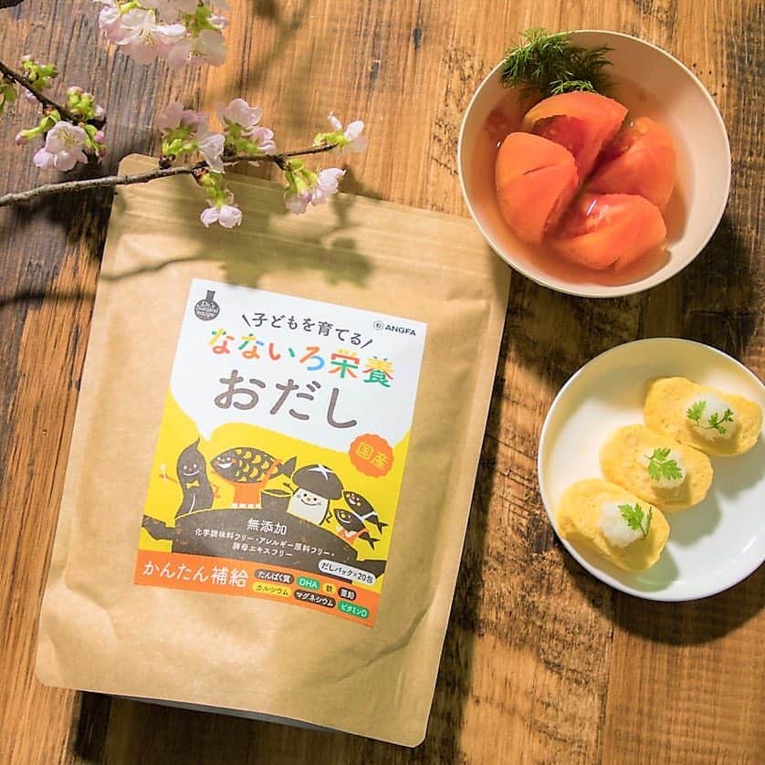 ドクターズナチュラルレシピのインスタグラム：「.⁣ ＊食事で子どものミライをつくる⁣ 【 #なないろ栄養おだし 】⁣ ⁣ ＼Dr.'s Natural recipeから本日新発売✨／⁣ ⁣ 子どもの成長に欠かせない大事な栄養を⁣ 天然素材から楽に美味しく食事に取り入れられる⁣ 『なないろ栄養おだし』を新発売いたしました。⁣ ⁣ ＜なないろ栄養おだしの特徴＞⁣ ・子どもの為にこだわった５つの国産原料を使用。⁣ ・子ども成長にかかせない７つの栄養素⁣ （たんぱく質、DHA、カルシウム、マグネシウム鉄、亜鉛、ビタミンD）が簡単に摂れる。⁣ ・子どもも安心して食べられる、10個のフリー設計。⁣ ・小分けパックになっているので、調理が簡単。⁣ ・パックから出せばそのまま栄養たっぷりの調味料としても使える。⁣ ⁣ カラダに優しい美味しいおだしで⁣ お子さまの健やかな成長を後押ししませんか🌿⁣ ⁣ 詳細はプロフィールのURLをご覧ください✨⁣ ☞@dr.s_natural_recipe ⁣ ⁣ ⁣ ◇◆◇◆◇◆◇◆◇◆◇◆◇◆◇◆◇◆⁣ ＼📢 試食イベント開催📢／⁣ ⁣ 明日まで！Dr.'s Natural recipeの全商品が試食できる🥄⁣ イベントを開催中🌿⁣ ⁣ 限定販売の人気フレーバー⁣ 『ほうじ茶味』のソイプロテインも試飲できるチャンス🥛❤⁣ ⁣ お近くにお越しの際はぜひお立ち寄りください🍴✨⁣ ⁣ 場所：伊勢丹 新宿店 ビューティーアポセカリー内⁣ 日程：4月17日(水)～4月23日(火)⁣ 時間：13:00～18:00⁣ ⁣ ◇◆◇◆◇◆◇◆◇◆◇◆◇◆◇◆◇◆⁣ ⁣ _______________________________⁣ ＜公式LINEはじめました📱✨＞⁣ 🔍LINE：[Dr.'s Natural recipe]で検索！⁣ もしくは、2枚目の画像をスクリーンショット📷⁣ お友達追加⇒QRコードリーダー⁣ ⇒ライブラリから読み込みでお友達登録完了✅⁣ お得な情報をお届けします☝✨⁣ _______________________________⁣ ⁣ ⁣ #ドクターズナチュラルレシピ #drsnaturalrecipe ⁣ #アンファー #angfa #nuts ⁣#なないろ栄養⁣ #お出汁 #だし #かつお節 #煮干し #天然 #食育 #子ども #子どものいる暮らし #成長 #栄養補給 #アレルギーフリー #添加物フリー #健康 #和食 #ヘルシー #ママリ #だし巻き卵 #トマト #新商品 #新発売 #tastemade #foodstyling #instafood」