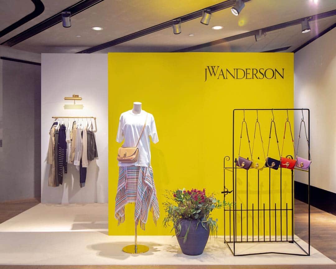 I.T IS INSPIRATIONさんのインスタグラム写真 - (I.T IS INSPIRATIONInstagram)「Pop by I.T Hysan One and wander around the garden of serenity 💐 - JW Anderson SS19 Pop-up Store 📍I.T Hysan One - #ITHK #ITisInspiration #JWAnderson」4月22日 12時07分 - ithk