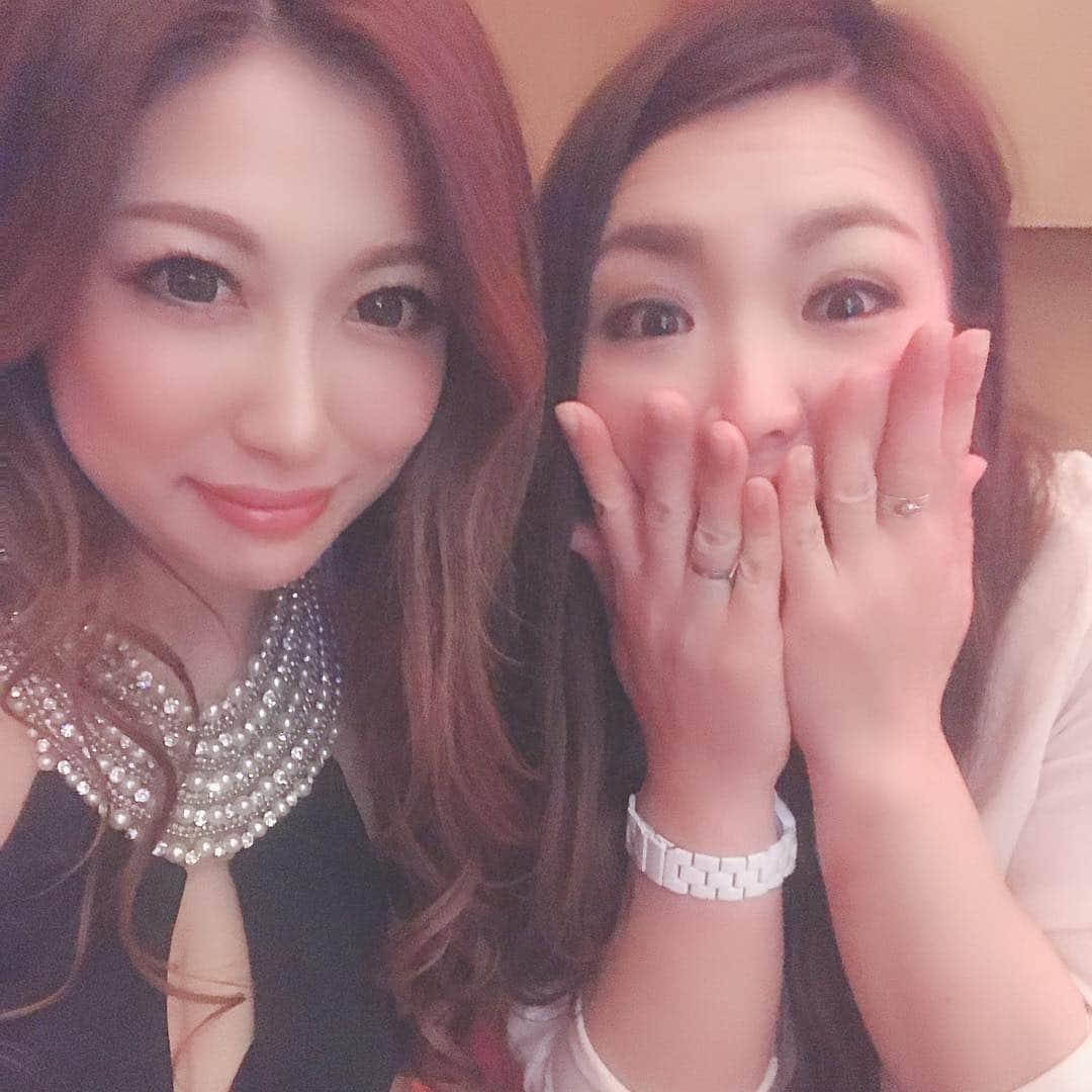 美沙さんのインスタグラム写真 - (美沙Instagram)「2019.04.20 壁にバルーン装飾してバズーカーみたいなクラッカー何個も買ってケーキ買って、 とりあえずタワーが1番やろ！！ って主役はキャバ嬢でもないのにお祝いはこのセットが最上級って思ってるからなんかごめん笑 . 私とマネージャーで考えたら最上級のおもてなしがこうなる。 . はたから見たら美沙の誕生日に見えるけど違うよ！ww . しかし楽しかった❤️ 私まで幸せだった❤️ 誕生日おめでと🎂💓 . #0420 #birthday  #サプライズ 大成功🎉 もちろん#涙サプライズ 熱唱 いや、#オタク の集まりやけん沢山#熱唱 #振り付き 笑 #誕生日 といえば #バルーン #シャンパンタワー #ケーキ 考え方#キャバ嬢 違う形の#誕生祭 🎂 #一般人 になっても派手に🌹✨ #美沙の誕生日にこのバルーン絶対再利用するww #名前似ててよかった 🤣🤣 とりあえず#帯状疱疹 まだ？笑 #療養中 楽しいのに辛い複雑すぎww #カメラマン 沢山おったのにちゃんとした写真全然ない #ミキティ 写真撮る時#アプリ 使って！！笑 #幸せ #love #bff」4月22日 12時17分 - misa0623r