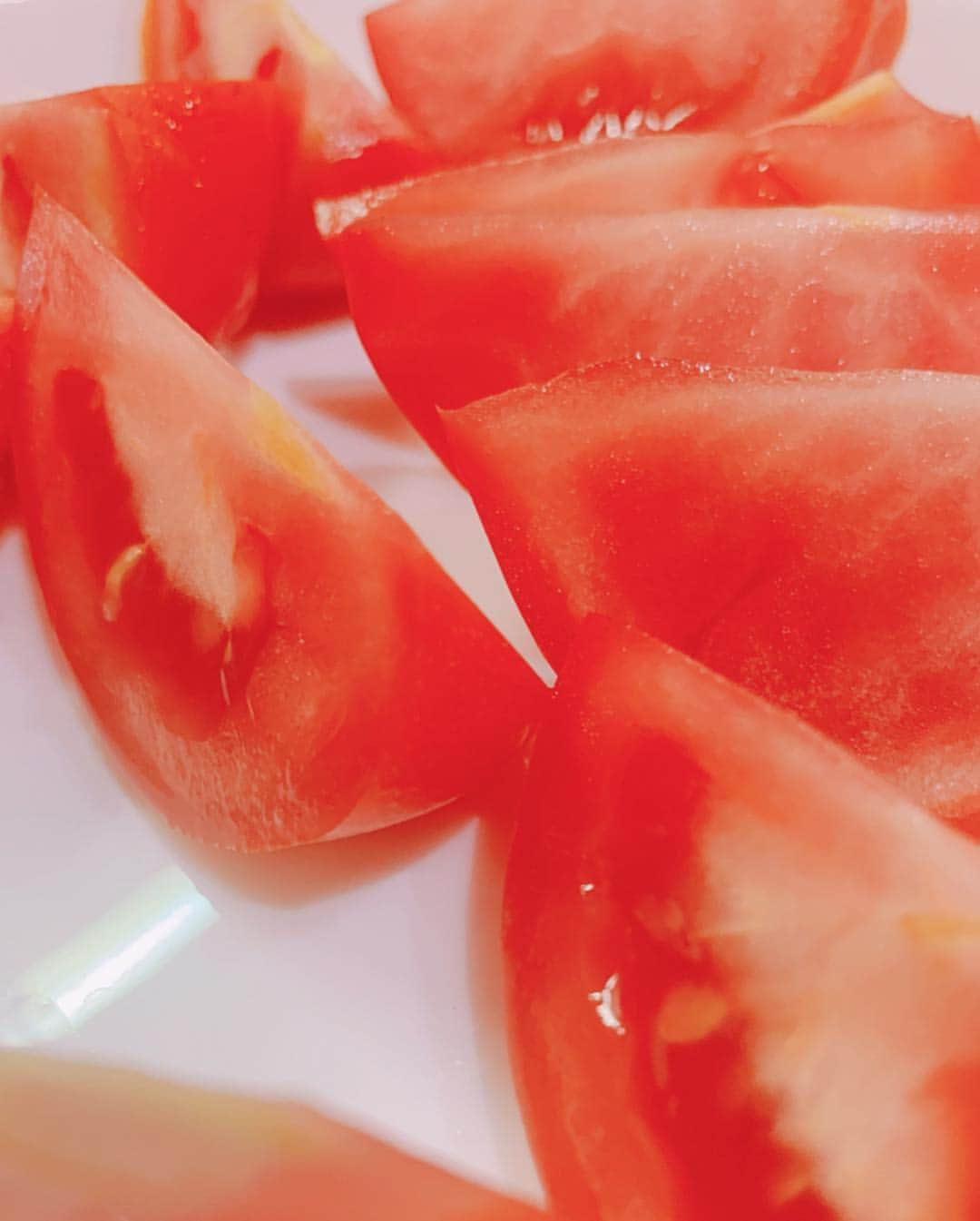 桜花由美さんのインスタグラム写真 - (桜花由美Instagram)「頂いた包丁を🔪を早速使って、トマト🍅切ってみた！ めちゃくちゃ切れ味の良い！ サクサク切れる！  違和感なし！ 今まで逆刃だったから、切る時に違和感があったんだな。  切れ味の良いんだけど、写真じゃ分からないし、私の切り方が雑。  この包丁だったら何でも切れそうです！  #wavepro #女子プロレスラー ‬ ‪#プロレス ‬ ‪#プロレスラー ‬ ‪#女子プロレス‬ ‪#prowrestling‬ ‪#プロレスリングwave‬ ‪#株式会社zabun #左利き  #左利きあるある  #左利き女子  #左利き用  #左利きだけど  #左利きさんと繋がりたい  #左利きだから  #左用包丁  #左利き疑惑  #右利きと左利き  #サウスポー  #サウスポー対策」4月22日 12時20分 - ohkayumi