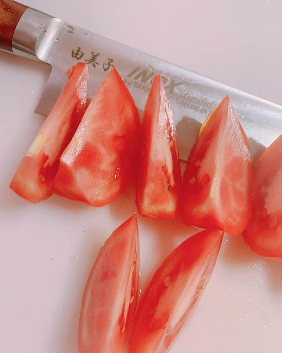 桜花由美さんのインスタグラム写真 - (桜花由美Instagram)「頂いた包丁を🔪を早速使って、トマト🍅切ってみた！ めちゃくちゃ切れ味の良い！ サクサク切れる！  違和感なし！ 今まで逆刃だったから、切る時に違和感があったんだな。  切れ味の良いんだけど、写真じゃ分からないし、私の切り方が雑。  この包丁だったら何でも切れそうです！  #wavepro #女子プロレスラー ‬ ‪#プロレス ‬ ‪#プロレスラー ‬ ‪#女子プロレス‬ ‪#prowrestling‬ ‪#プロレスリングwave‬ ‪#株式会社zabun #左利き  #左利きあるある  #左利き女子  #左利き用  #左利きだけど  #左利きさんと繋がりたい  #左利きだから  #左用包丁  #左利き疑惑  #右利きと左利き  #サウスポー  #サウスポー対策」4月22日 12時20分 - ohkayumi