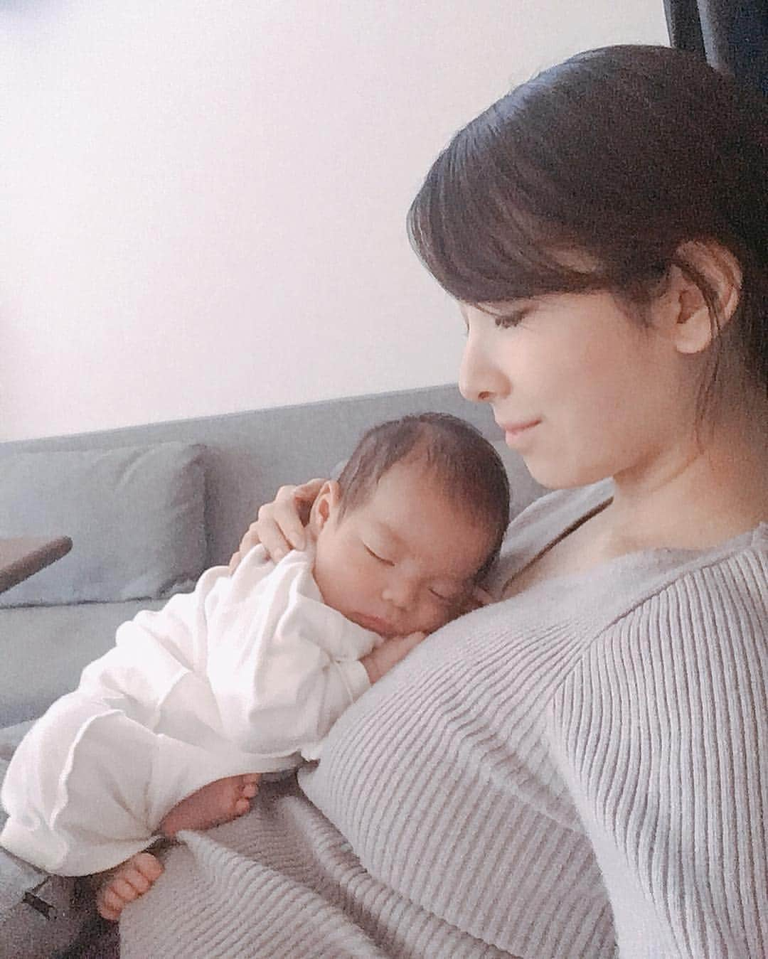 永峰絵里加さんのインスタグラム写真 - (永峰絵里加Instagram)「Growing up so fast!! 1month ago→9days ago→2days ago👶🏻 1枚目は1ヶ月前の写真で、角度とか違うけれど最近と比べてサイズ感の違いにびっくり。  週末に測ったところ 体重は4.9kg 身長もまた伸びて59cmに◎  あんまり急いで大きくならないで〜😂 #母の願い #成長が早い #うれしい #けれど #余韻 #ほしい #生後1ヶ月半 #赤ちゃん  #baby #dontgrowuptoofast #myson」4月22日 12時21分 - erikalmaz