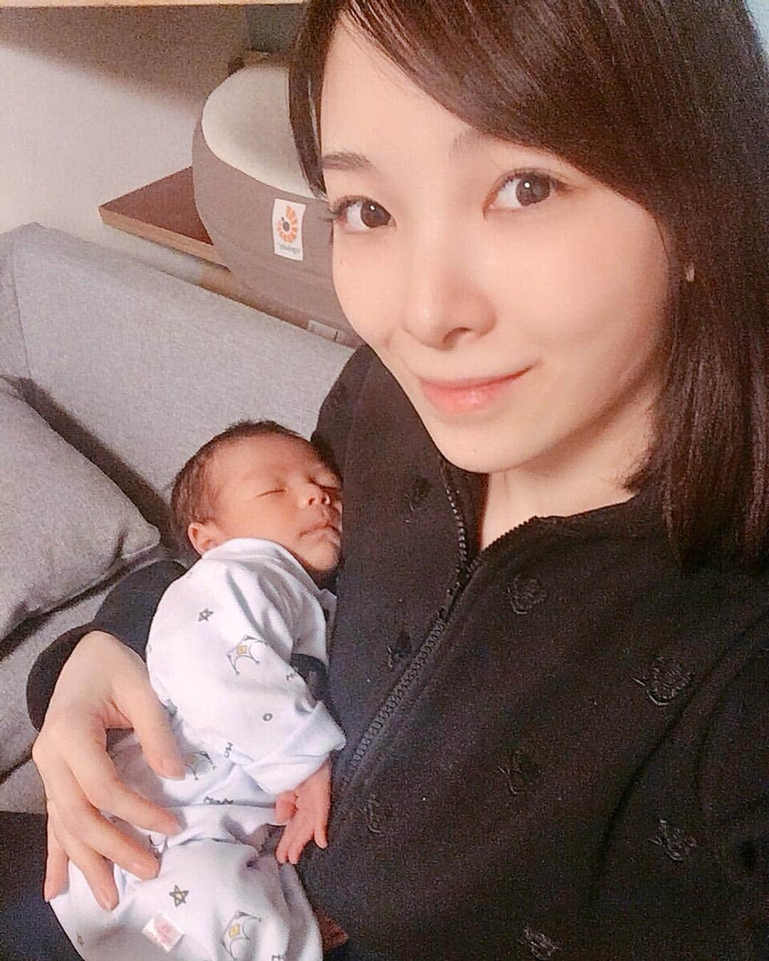 永峰絵里加さんのインスタグラム写真 - (永峰絵里加Instagram)「Growing up so fast!! 1month ago→9days ago→2days ago👶🏻 1枚目は1ヶ月前の写真で、角度とか違うけれど最近と比べてサイズ感の違いにびっくり。  週末に測ったところ 体重は4.9kg 身長もまた伸びて59cmに◎  あんまり急いで大きくならないで〜😂 #母の願い #成長が早い #うれしい #けれど #余韻 #ほしい #生後1ヶ月半 #赤ちゃん  #baby #dontgrowuptoofast #myson」4月22日 12時21分 - erikalmaz