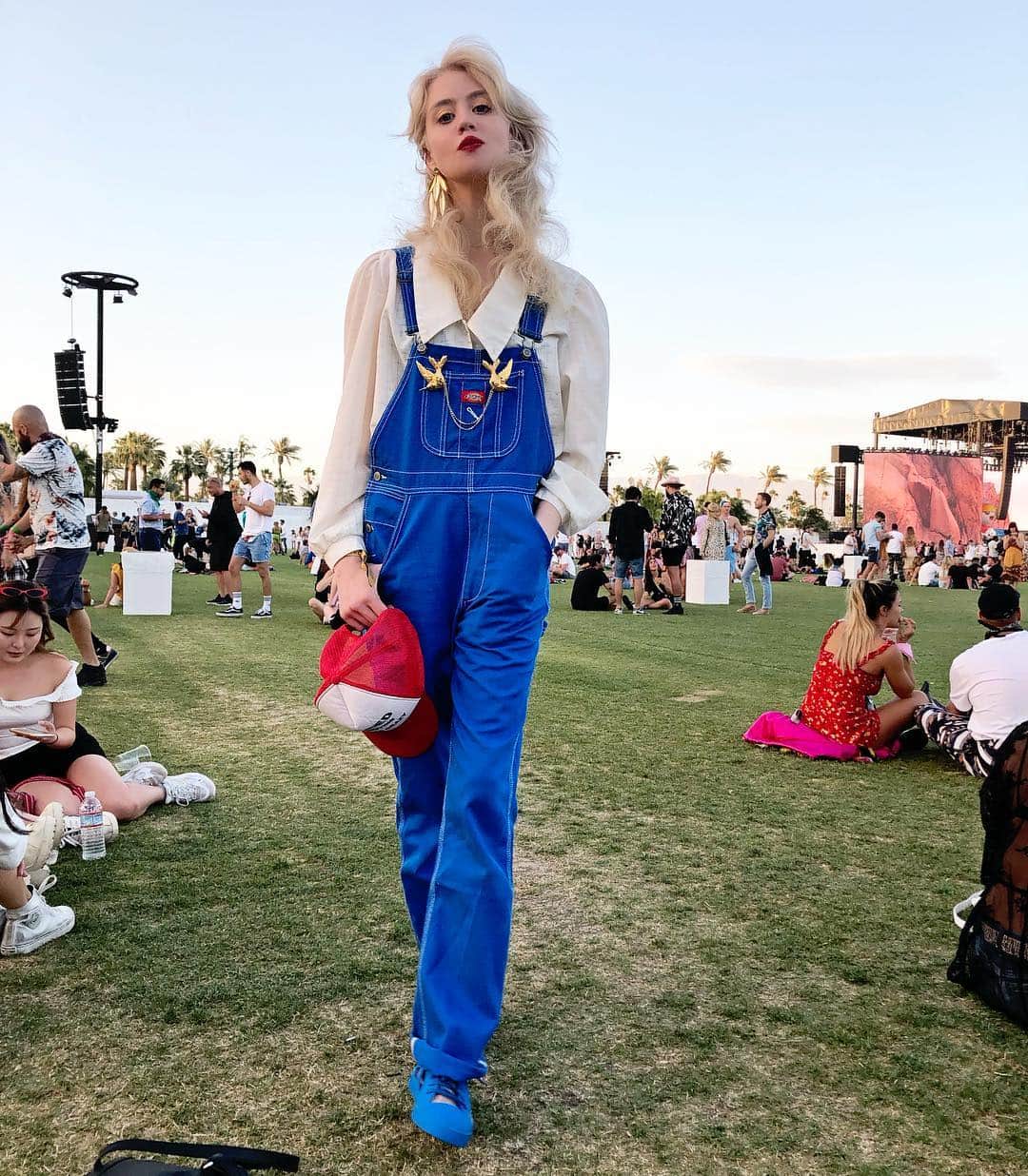 のインスタグラム：「lost again 🤷🏼‍♀️ @melissashoesusa + @dickiesgirlofficial | @whitehorseagency | hair color by @bree.little」