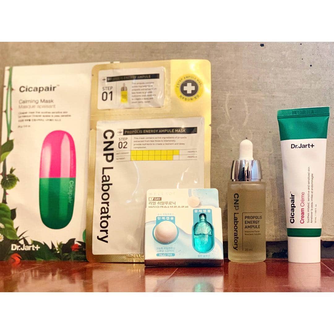 のインスタグラム：「Must buy in Korea🇰🇷 今回の韓国旅行で買った戦利品❤️ @kakutaerika のオススメのものや @hyanya0405 が調べてくれたもの などなど✨ 美意識高い友人達に感謝🤗 * 左から @drjart_kr のシカペアマスク @cnpcosmetics のプロポリスマスク @wellagekorea のリアルヒアルロンバイオカプセル @cnpcosmetics のプロポリスアンプル @drjart_kr のシカペアクリーム * 今回は、韓国でいま注目の シカペア、プロポリスなど、 保湿、肌再生、エイジングに特化したものを 厳選して購入🧐 * #奈沙旅inkorea * * #cosmetics #cnplaboratory #drjart #wellage #propolis #cicapair #beauty #korea #koreancosmetics #hyaluronicacid #ampule #antiaging #recommend #韓国 #韓国コスメ #ドクタージャルト #シカペアクリーム #プロポリス #アンプル #美容 #肌再生 #保湿 #リフトアップ #美肌 #ヒアルロン酸 #アンチエイジング #コスメ #オススメ #しわ」