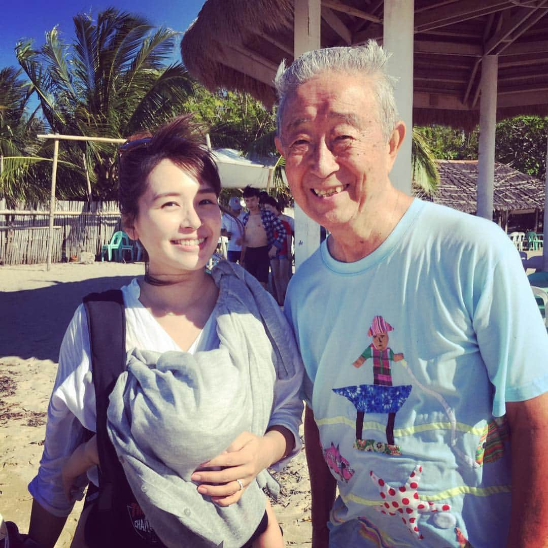 石井あみさんのインスタグラム写真 - (石井あみInstagram)「✵Caohagan Island✵﻿ ﻿ 連休最終日はカオハガン島へ。﻿ ﻿ イースター最終日は、身を海で清めるとかで、﻿ ローカルたちもいつも以上に海に入っていたようです。﻿ ﻿ マクタン島の港からバンカーボートで移動⛴﻿ 遠浅のため、バンカーボートへはほっそい小舟か、﻿ 行ける人は徒歩で海を歩きます。﻿ スリリングすぎ！﻿ ﻿ チャーターしたバンカーボートには、見知らぬ家族が。﻿ カオハガン島に行く船を聞きつけ、ゾロゾロと勝手に乗り込んだ模様。﻿ ウソでしょ？！が普通に起こる国なのです。﻿ もちろん我々も笑うだけ、誰も怒りません、﻿ そんな日常。﻿ ﻿ バンカーボートで小1時間。﻿ 日本人崎山さんが所有する、島民650人のパラダイスへ。﻿ 30年前までお金も流通していなかった、﻿ 電気もほぼない自然の島。﻿ ﻿ 「何もないけど豊かな島」﻿ 日帰りでしたが、島の宿泊施設にお世話になりました。﻿ 島内をふらふらと歩いて、島民の暮らしを垣間見たり、﻿ 気が向いたら海に入ったり、﻿ スマホも見ずに(写真は撮りまくったけど)﻿ ひたすらのーーーーんびりした時間。﻿ ﻿ ムスメも楽しそうでした。﻿ 帰りは陽が暮れて、暗闇の中、遠浅の海を歩いて港まで。﻿ 大変だったけど、海と、真っ赤な月と満天の星、﻿ 幻想的で綺麗でした。﻿ ﻿ セブ市内からは車移動入れて2時間弱。﻿ セブにはない自然に触れられて、﻿ プライスレスな時間！(お金はまあまあかかります)w﻿  #caohagan#カオハガン島#philippines#セブ島留学#母子留学#セブ在住」4月22日 12時38分 - ami_cebuyolo