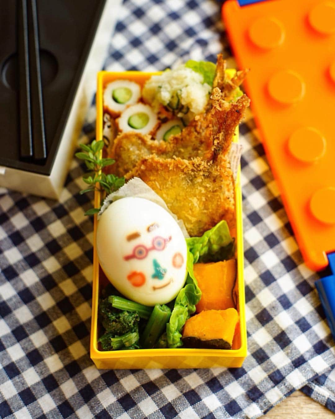 おがわひろこさんのインスタグラム写真 - (おがわひろこInstagram)「2019.4.22 @desakiwasada で見つけたかわいいレゴ弁当箱に“ゆで卵メガネくん”を入れてみました🤓  新学期が始まり、慣れないお弁当作りをしている方に朗報です📢 ・ 「たべれるアート」という商品なんですが、フィルムの絵柄に合わせてカットし、ゆで卵に貼るだけであっという間にかわいいゆで卵が仕上がります✨🥚 しかも寒天加工品なので、安全な食品です❗️ ・ キャラ弁作りやかわいいお弁当作りができない私にはピッタリかな😂💓 ・ お弁当のおかずは ⚪︎鯵フライ ⚪︎ちくわキュウリ ⚪︎ゆで卵メガネくん ⚪︎ほうれん草のナムル ⚪︎かぼちゃの煮物 ⚪︎おからのマヨサラダ ・ 毎月3がつく日は【3・13・23】はとってもお得な10%OFF👛 明日はその3がつくお得な4/23です✨ 新生活に揃えたい物をぜひこの機会に、@desakiwasada さんへ💨」4月22日 12時39分 - hiroogw