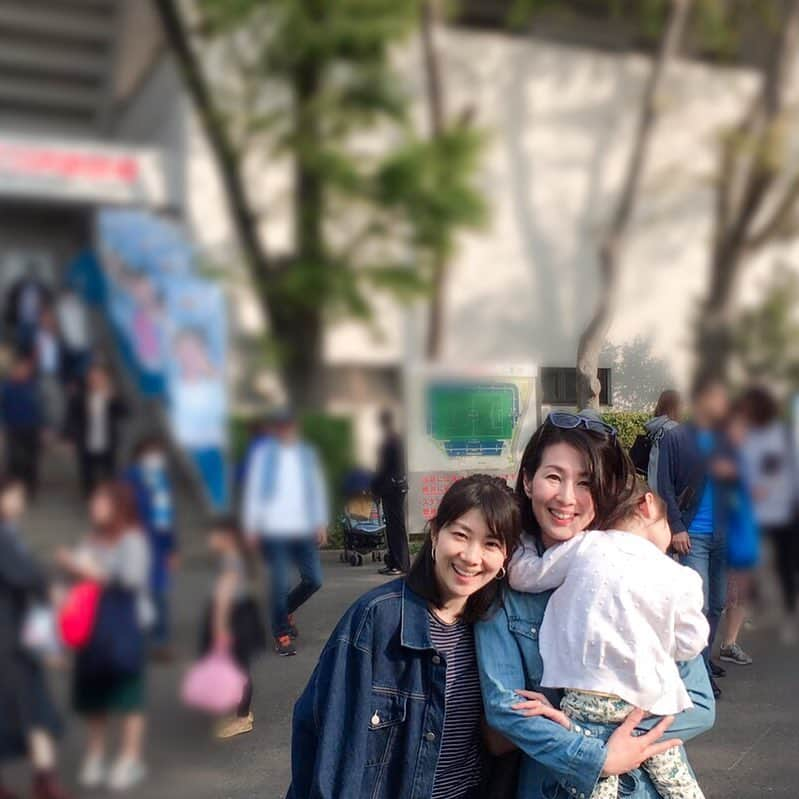 潮田玲子さんのインスタグラム写真 - (潮田玲子Instagram)「@satoko_urata さんと応援へ⚽️ 気持ちの良い季節になってきました😍🙌 結果が良かったらもっと最高だけど、勝負は勝負… 勝っても負けてもいつも全力応援は変わりなし👍 聖子姉ありがとー😍🙌❤️ #サッカー応援 #良い季節 #仲間の応援は #力になるね #ありがとう」4月22日 12時43分 - reikoshiota_official