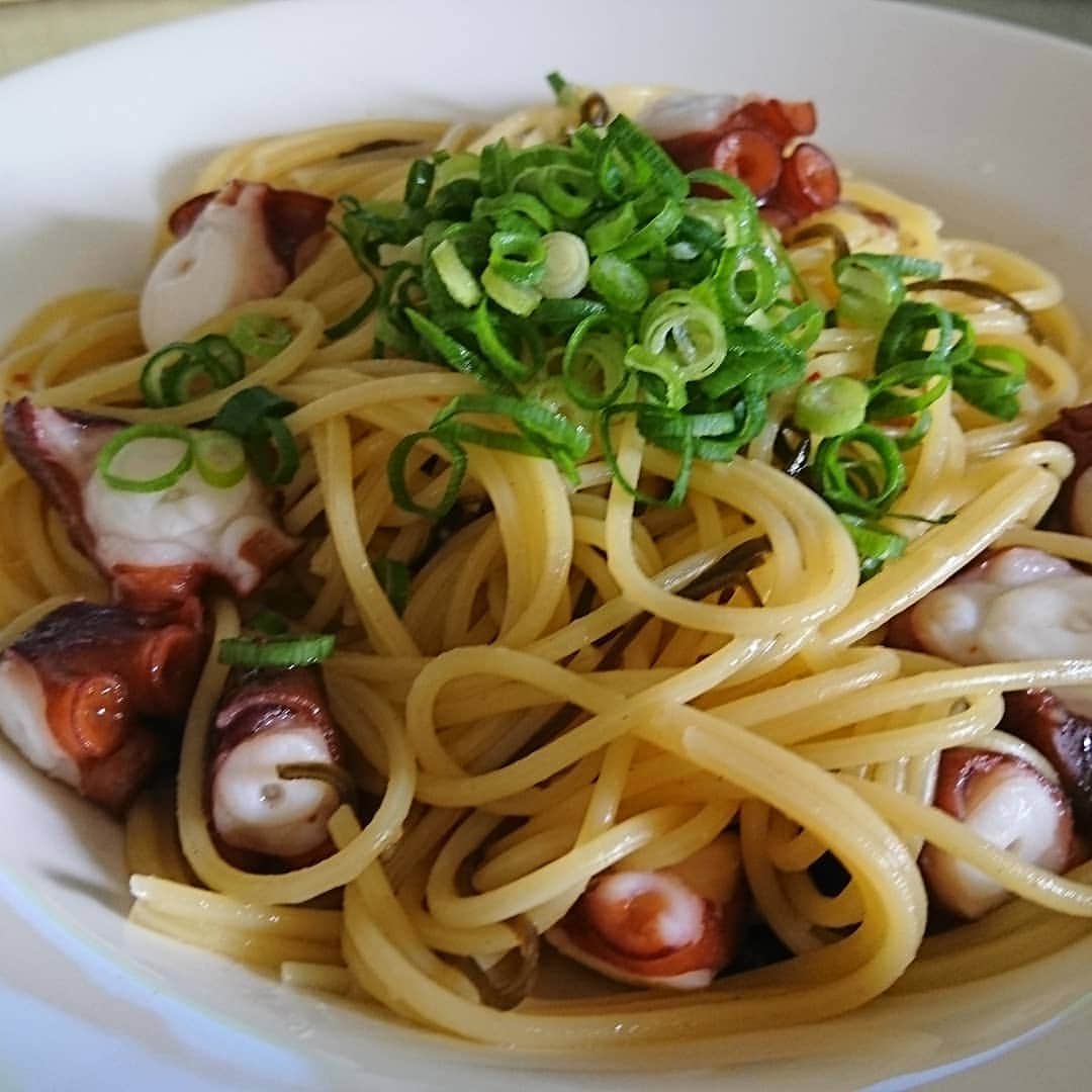 丹野みどりさんのインスタグラム写真 - (丹野みどりInstagram)「今日のお昼は簡単にパスタです(●^o^●) ゆでダコと塩昆布で  ペペロンチーノを作りました  あー美味しかった😋🍴💕 #料理#cooking#pasta#パスタ#ペペロンチーノ#ランチ#lunch#さくっとごはん#余り物で」4月22日 12時46分 - midorimarron