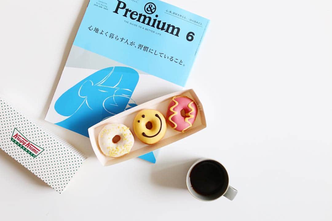 のインスタグラム：「. . 「心地よく暮らす人が、習慣にしていること」 . 久しぶりに&Premiumを買ったよ☺︎ 読むの楽しみ〜🎶 . なんだけど... じっくり読み込む時間を捻出するのが最難関😂 . #andpremium#雑誌#クリスピークリームドーナツ#crispycreamdoughnut#ドーナツ#おやつ#イイホシユミコ#コーヒータイム #ドーナツみっつ一気喰い #去年の夏ようやく落とした体重を順調に取り戻してます😂」