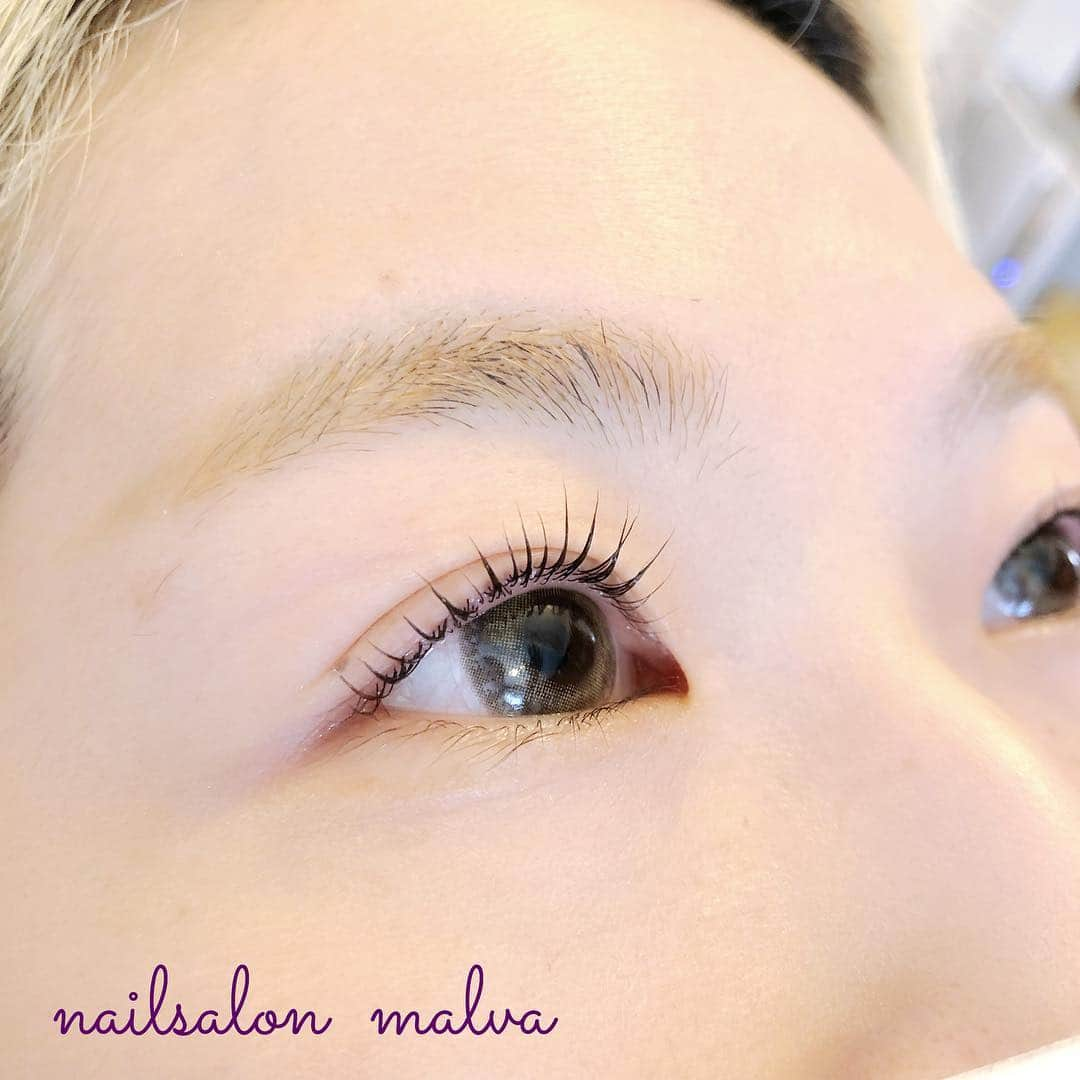 nailsalon malva（ネイルサロンマルヴァ）さんのインスタグラム写真 - (nailsalon malva（ネイルサロンマルヴァ）Instagram)「瞬きしても瞼につかないくらいの絶妙なカール感が人気のまつ毛カール♡  2枚目は動画になってますので、スワイプしてご覧ください💕  nailsalon malva ➷原宿LINE@→(@malvaで検索) ご予約はLINEよりお願いします♡ http://www.malvanail.com/sp/tokyo/price/eyelash.html  #malvaアイラッシュ#アイラッシュ#malva#マツエク#まつえく#メイク#まつエクデザイン#森絵里香#lashes#eye#まつげエクステ#まつエク#nail#eyelash#アイリスト#アイメイク#カラーエクステ#ブラウンエクステ#メイク#ネイル#まつげエクステつけ放題#アイリスト募集#makeup#まつ毛カール#まつ毛パーマ」4月22日 12時49分 - malva_nail