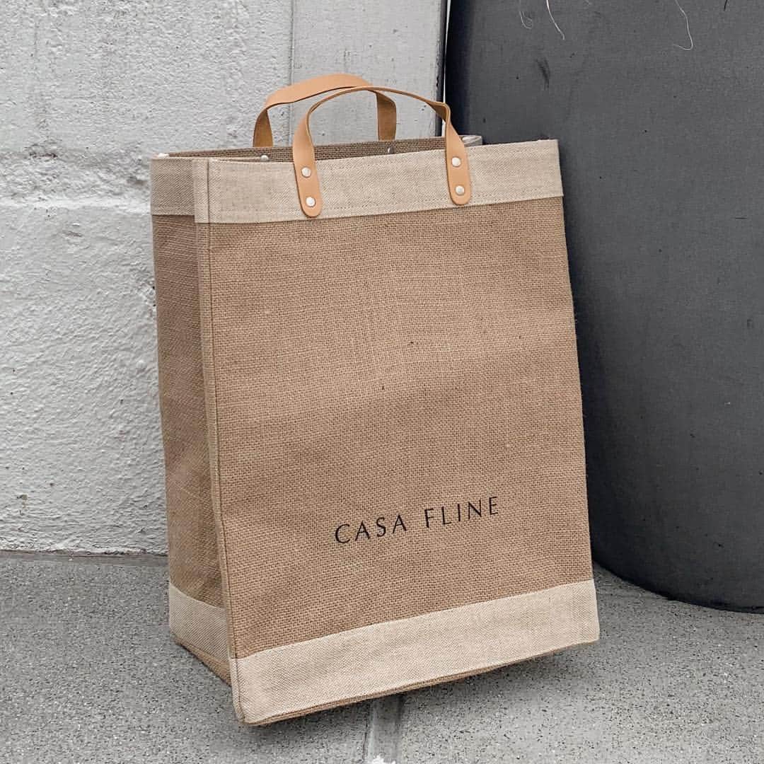 CASA FLINEさんのインスタグラム写真 - (CASA FLINEInstagram)「APOLIS + CASA FLINE Market Bag﻿ ¥10,800+tax﻿ ﻿ ﻿ APOLIS（アポリス）を象徴するマーケットバッグに、CASA FLINEロゴがプリントされたコラボレーションバッグです。 ﻿ ﻿ ジュート素材のボディの内側には防水加工が施され、内ポケットが１つついています。﻿ どこで誰がどのようにして作っているかを明確にする「トレーサビリティ」、公平・公正な賃金や貿易の仕組みの「フェアトレード」、環境や経済、社会のバランスを長期的な視野で考える「サステナビリティ」というエシカルな考えに基づき、バングラデシュの工場で作られています。﻿ ﻿ ﻿. . . ﻿ APOLISとは ﻿ ﻿ 創業者であるラーン＆シェー兄弟が世界中を旅する中で、発展途上国の経済発展の橋渡しとなるビジネスモデルを志し、2004年アメリカ・ロサンゼルスでスタートしました。"Global Citizen(地球の市民)"をブランドフィロソフィーとして掲げ、世界規模で雇用を作ることをミッションに活動しています。﻿ #casafline #sustainable #craftmanship #ethical  #sustainablefashion  #upcycle #reuse#sustainablemodefashion  #handmade﻿﻿﻿ #organic #apolis」4月22日 12時50分 - casa_fline
