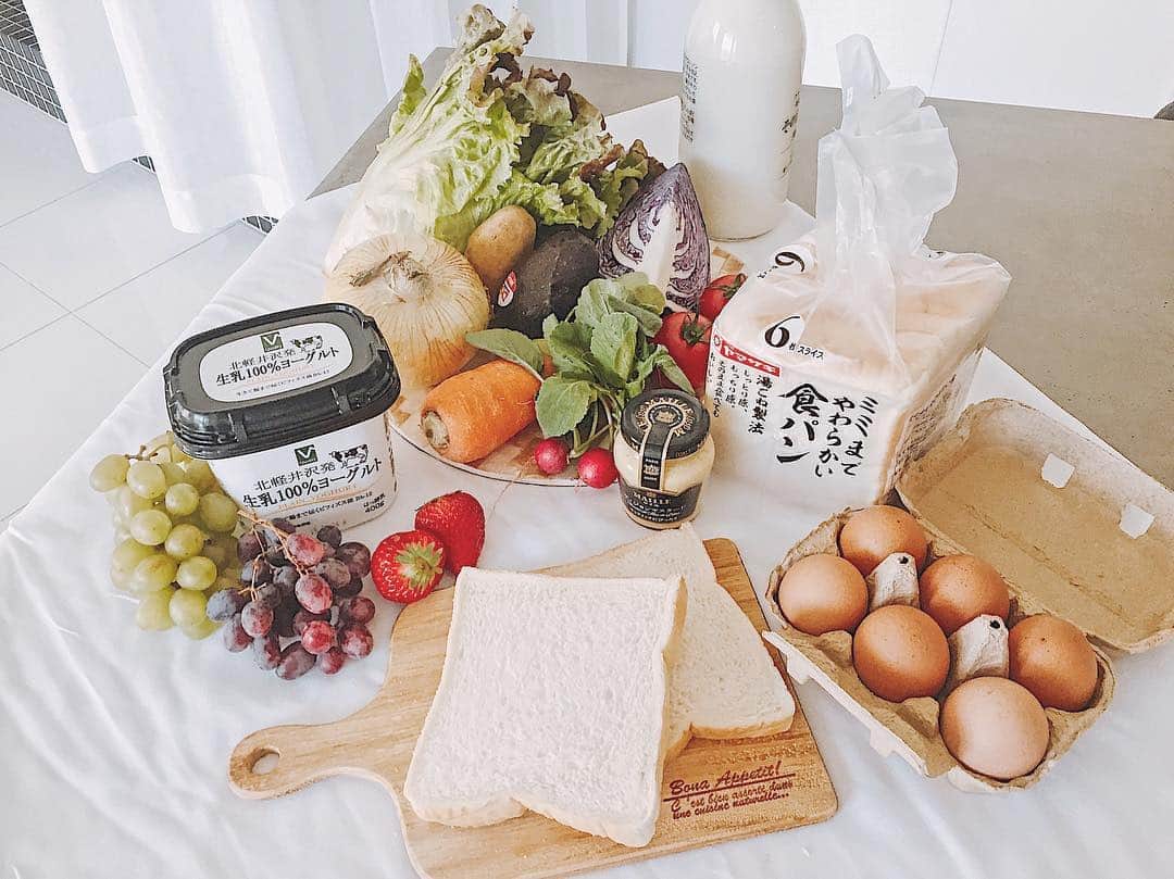 のインスタグラム：「4月5日にOPENしたばかりの #バロー高槻店 さんにて、ピクニックの買い出し🥪💕﻿ ﻿ 「ミミまでやわらかい食パン」は、﻿ しっとりもっちり、小麦が香る、サンドイッチにピッタリの食パン🍞﻿ ﻿ 「北軽井沢発 生乳100％ヨーグルト」﻿は、 本当に生乳のみで作られたシンプルで美味しいヨーグルト。﻿ ブルーベリーソースをかけて、ピクニックのデザートに😋 ﻿ ﻿ #valor #バロー #スーパー﻿ #料理好きの人と繋がりたい #クッキングラム #おうちごはん #私のおいしい写真 #食パンレシピ #食パンアレンジ #PR﻿」