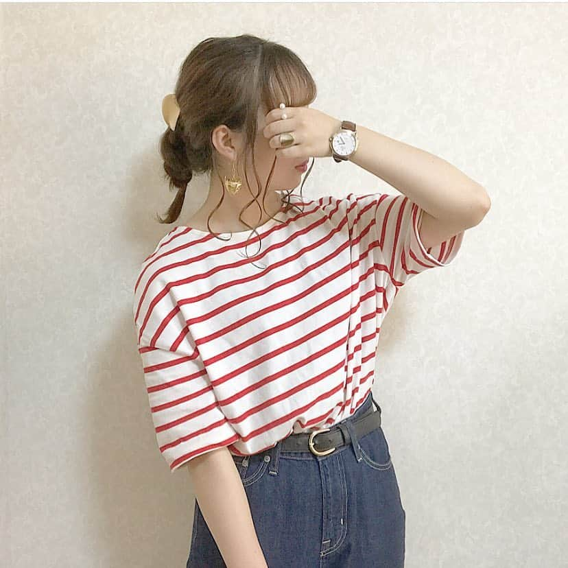 古着女子さんのインスタグラム写真 - (古着女子Instagram)「《🦓ボーダーコーデ🦓》赤のボーダーTシャツは夏に向けてぴったりなアイテム！濃いめのデニムとの相性が抜群です💓 * Check this→@9090s_ 👖👟 @o0_hitokuchi_ 🐻🌻 * for boys👉古着男子(@furudann ) * このコーデが参考になったらいいね👍かコメントください☺️ * 古着を素敵に着こなしてる女性の方をRepostでご紹介させていただきます🐒写真は全てご本人様に【掲載許諾】をとっております💓 * @_makostagram さんありがとうございました😊 * #フルジョ#古着#古着女子#今日のコーデ#お洒落さんと繋がりたい#コーデ#古着コーデ#きょコ#ファッションコーデ#古着男子#着回しコーデ#服好きな人と繋がりたい#春コーデ#ゆるコーデ#ガーリーコーデ#ガーリー#レディース古着#スニーカー女子#着画#古着mix#古着好き#韓国コーデ#メンズライク#古着ファッション #ボーダー #tシャツ #デニムコーデ #ヘアアレンジ #夏コーデ」4月22日 12時54分 - furuzyo