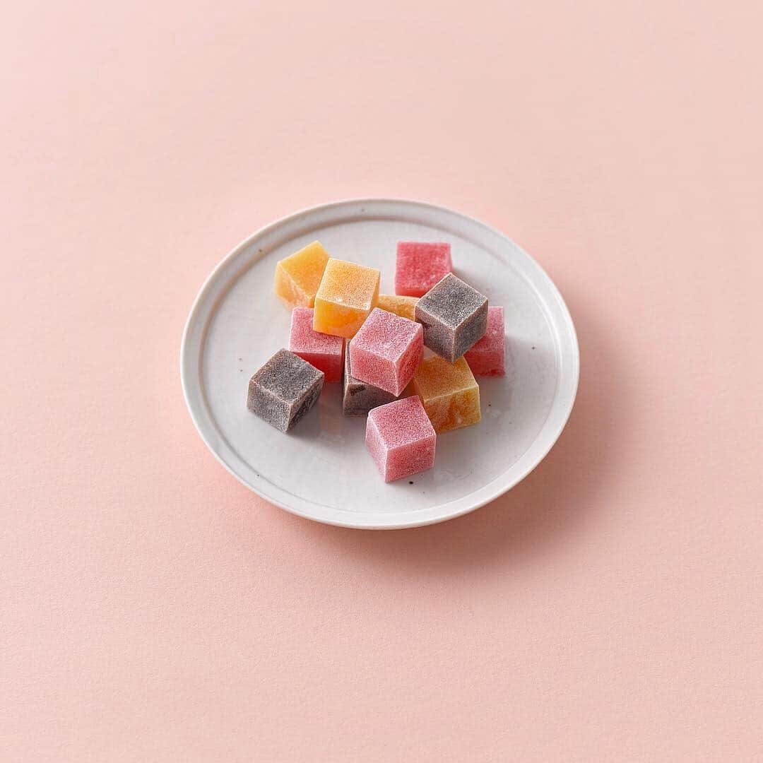 Hanako公式さんのインスタグラム写真 - (Hanako公式Instagram)「"昔ながら"を継ぐ、モダン和菓子🍡﻿ ﻿ ☁️〈菓匠禄兵衛〉の「くう」﻿ ポップな見た目と洗練された味わいを楽しめるドーナツ型の最中。こしあん、桜あん、黒ごまなどのあんに合わせて皮も色とりどり。﻿ ﻿ ☁️〈風流堂〉の「遊びかん」﻿ 表面はシャリッ、噛むとしっとりとした食感のひと口羊羹。黒・黄・桃色のカラーは黒糖、ゆず、隠元豆という和菓子伝統の味に由来しています。﻿ ﻿ ☁️〈菓游 茜庵〉の「ゆうたま」﻿ 四国産の果実を厳選して作った和のゼリー。ゆず、有機すだち、阿波山桃など、どれも口に含んだ瞬間に果実のようにみずみずしい風味が弾けます。﻿ ﻿ 【Hanako_1171号お茶特集より】﻿ ﻿ Hanako #Hanako_magazine #Hanako30th #和菓子 #ゼリー #羊羹 #最中 #和菓子好き #お茶好き # #日本茶カフェ #ほうじ茶 #抹茶 #cafestagram #japanesegreentea #greentea #japanesetea #instacafe #タピオカ #タピ活 #カフェ好き #東京カフェ #カフェ #カフェ巡り #カフェスタグラム #カフェ活 #カフェ部 #cafe #Photoby_NaokiSeo」4月22日 12時55分 - hanako_magazine