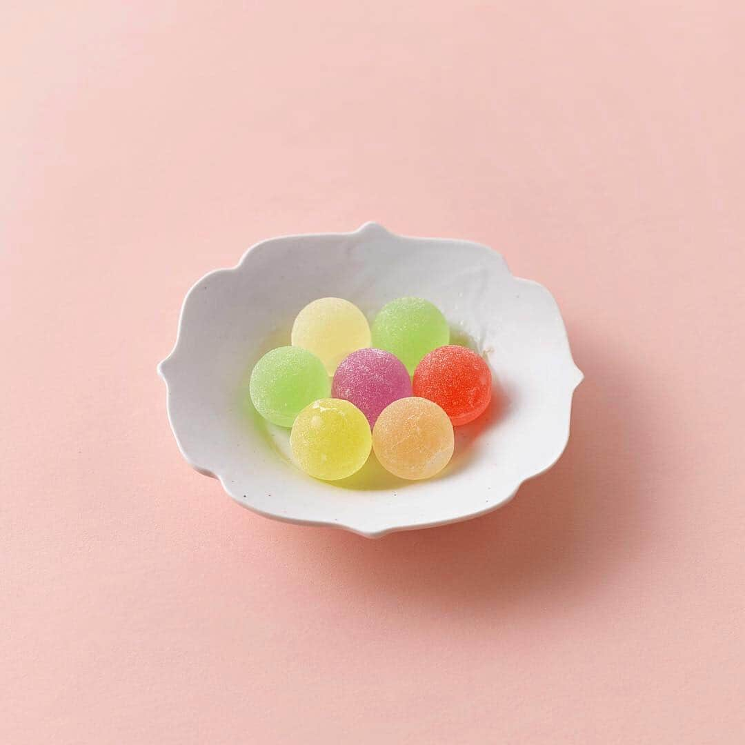 Hanako公式さんのインスタグラム写真 - (Hanako公式Instagram)「"昔ながら"を継ぐ、モダン和菓子🍡﻿ ﻿ ☁️〈菓匠禄兵衛〉の「くう」﻿ ポップな見た目と洗練された味わいを楽しめるドーナツ型の最中。こしあん、桜あん、黒ごまなどのあんに合わせて皮も色とりどり。﻿ ﻿ ☁️〈風流堂〉の「遊びかん」﻿ 表面はシャリッ、噛むとしっとりとした食感のひと口羊羹。黒・黄・桃色のカラーは黒糖、ゆず、隠元豆という和菓子伝統の味に由来しています。﻿ ﻿ ☁️〈菓游 茜庵〉の「ゆうたま」﻿ 四国産の果実を厳選して作った和のゼリー。ゆず、有機すだち、阿波山桃など、どれも口に含んだ瞬間に果実のようにみずみずしい風味が弾けます。﻿ ﻿ 【Hanako_1171号お茶特集より】﻿ ﻿ Hanako #Hanako_magazine #Hanako30th #和菓子 #ゼリー #羊羹 #最中 #和菓子好き #お茶好き # #日本茶カフェ #ほうじ茶 #抹茶 #cafestagram #japanesegreentea #greentea #japanesetea #instacafe #タピオカ #タピ活 #カフェ好き #東京カフェ #カフェ #カフェ巡り #カフェスタグラム #カフェ活 #カフェ部 #cafe #Photoby_NaokiSeo」4月22日 12時55分 - hanako_magazine