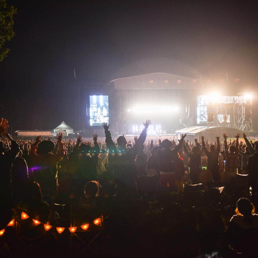 フジロック・フェスティバルさんのインスタグラム写真 - (フジロック・フェスティバルInstagram)「🔆FUJI ROCK DAYS🔆 関西から #フジロック へ行こう！4/26（金）大阪梅田クラブクアトロよりお祭りモードでお届け🎉  フジロック上映会やトークショー、参加者全員参加可能な大抽選会ほか、苗場食堂人気メニュー”とろろめし”＆新潟地酒などもご用意します🍶♩ . 4/26(金)　開場19:00/開演19:30（終演予定22:30） 梅田CLUB QUATTRO ￥1,200（2ドリンク付） 当日券のみ（前売チケットの販売はありません） FRF'19 記念ステッカー プレゼント！大抽選会参加券配布！ ・FRF'19 チケット販売 ・大抽選会 ・グッズ販売 ・FUJI ROCK上映会 ・FOOD & DRINK from苗場食堂 ・フジロック資料展示 ・富士座談会＋FRF18ライブ音源リクエスト試聴会 ・FRFオフィシャル・ショップ「岩盤/GAN-BAN」出張出店  #fujirock #fujirockfestival #fujirockdays」4月22日 12時58分 - fujirock_jp