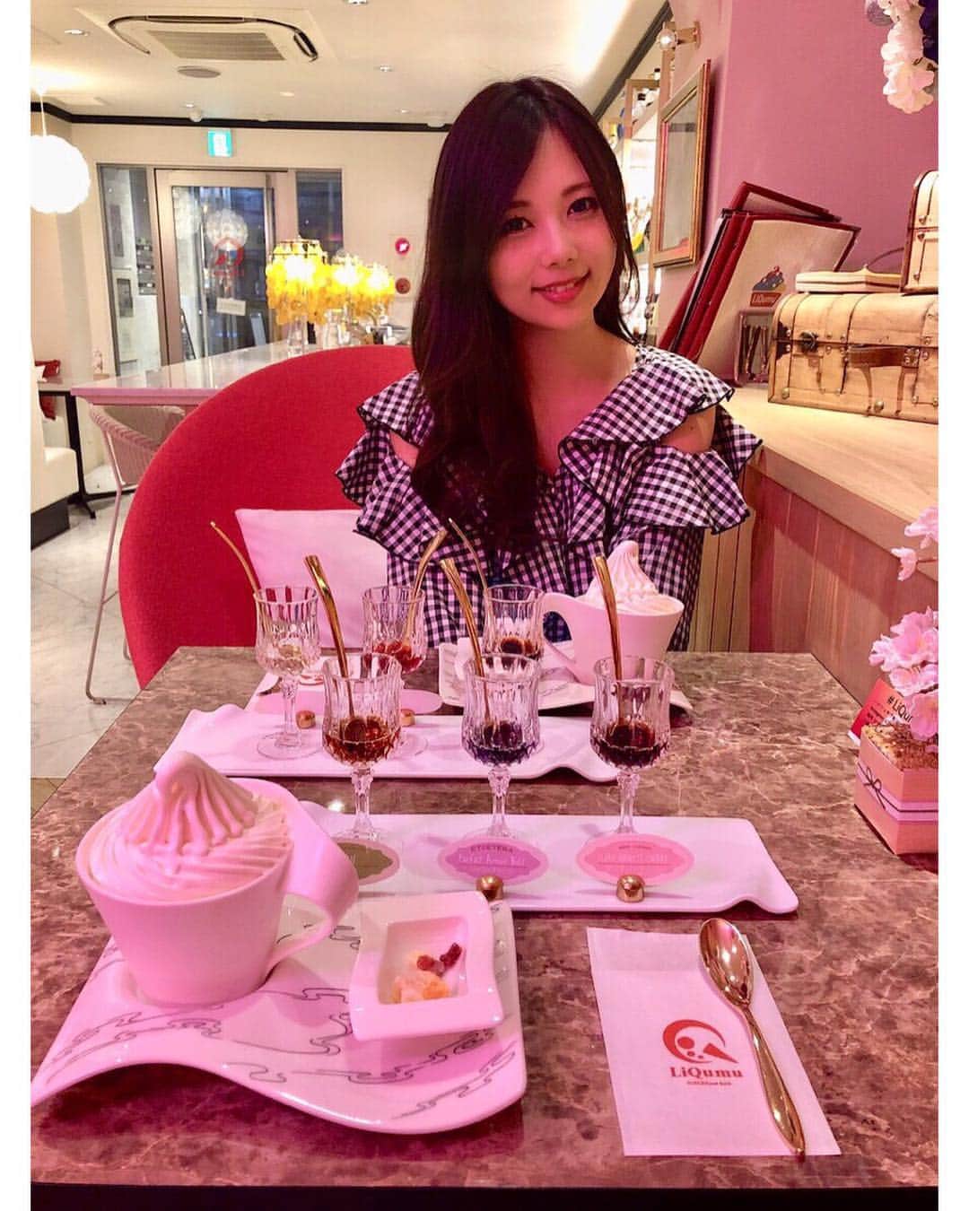 西村季里子のインスタグラム：「・ LiQumeの店内がとっってもかわいかった💖 こういう空間ずっと好きだなぁ〜🐻🎀 この1ヶ月、地方イベントが多かったり 自分の体を甘やかしてばっかりだったから もうちゃんと向き合って戻さなきゃー🐖☁️💦 おススメダイエット方法あれば教えてほしい…🙏🏻 #アイスクリームバー #ソフトクリーム#🍦 #icecream #softcream #liqume#表参道 #pink#kawaii#follow#followme」