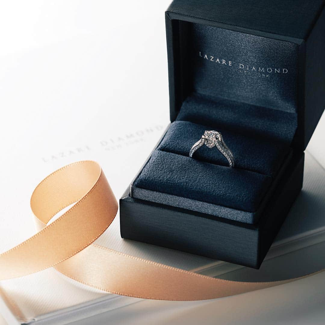 ラザール ダイヤモンド ブティック公式 | 婚約・結婚指輪さんのインスタグラム写真 - (ラザール ダイヤモンド ブティック公式 | 婚約・結婚指輪Instagram)「・ 「彼がスーツを着てきたら…淑女のたしなみ」 ・ ●たしなみその１ 「今日はいつもに増してかっこいいね」 必ず口に出すこと。 ●たしなみその２ 「もしかして…」と思っても おくびにも出さないこと。 ●たしなみその３ 涙が出てもいい、声にならなくてもいい。 遠慮せず、徹底的に、その場で喜ぶこと。 ・ ***.:･.｡*****.:･.｡*.:･.｡***.:･.｡***.:･.｡***.:･.｡***.:･.｡***.:･.｡ RAVINE/ラヴィン(Carat : 0.20ct～/Price(税抜) : 258,000円～) ***.:･.｡***.:･.｡***.:･.｡***.:･.｡***.:･.｡***.:･.｡***.:･.｡***.:･.｡ ・ THE WORLD’S MOST BEAUTIFUL DIAMOND® 商品詳細はプロフィール @lazarediamond_boutique のURLからどうぞ ・ ご予約のうえ、初来店の方に2,000円分のJCB商品券をプレゼント ・ #ラザールダイヤモンド #lazarediamond #プロポーズ #ブライダルリング #マリッジリング #エンゲージリング #エンゲージメントリング #ダイヤモンド #ダイヤモンドリング #プラチナリング #ジュエリー #ring #bridal #jewelry #結婚 #指輪 #婚約 #婚約指輪 #結婚指輪 #婚約指輪選び #結婚指輪選び #指輪探し #婚約しました #結婚しました #結婚式 #結婚式準備 #2019年春婚 #2019年夏婚 #2019年秋婚 #2019年冬婚」4月22日 13時00分 - lazarediamond_boutique