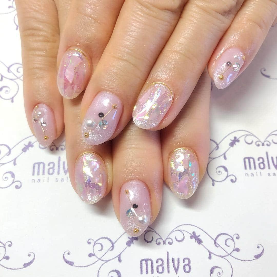 nailsalon malva（ネイルサロンマルヴァ）さんのインスタグラム写真 - (nailsalon malva（ネイルサロンマルヴァ）Instagram)「薄いパープルベースにシェルやオーロラや、ラメを合わせたデザインです✨ ワイヤーアートや、根元のゴールドのカーブしたパーツも可愛いですよ❗️ 3枚目は動画になってますので、是非ご覧ください💕  こちらはベーシックプラス091でご予約できます✨  nailsalon malva  ご予約はLINEからがオススメです☆ 🌙原宿LINE ID→《@malva》 ※@を忘れずに‼︎ 全てのアートや料金表はHPより http://www.malvanail.com/sp/  #malva#マルヴァ#ネイル#gelnail#nail#nailart#naildesign#nailstagram#ジェル#gel#ジェルネイル#ネイルデザイン#原宿ネイル#nailsalon#ネイルサロン#ネイルチップ#森絵里香#malvaネイル#malvanail#ネイリスト募集#美甲#ロシアンマニキュア#ハンドネイル#春ネイル」4月22日 13時03分 - malva_nail