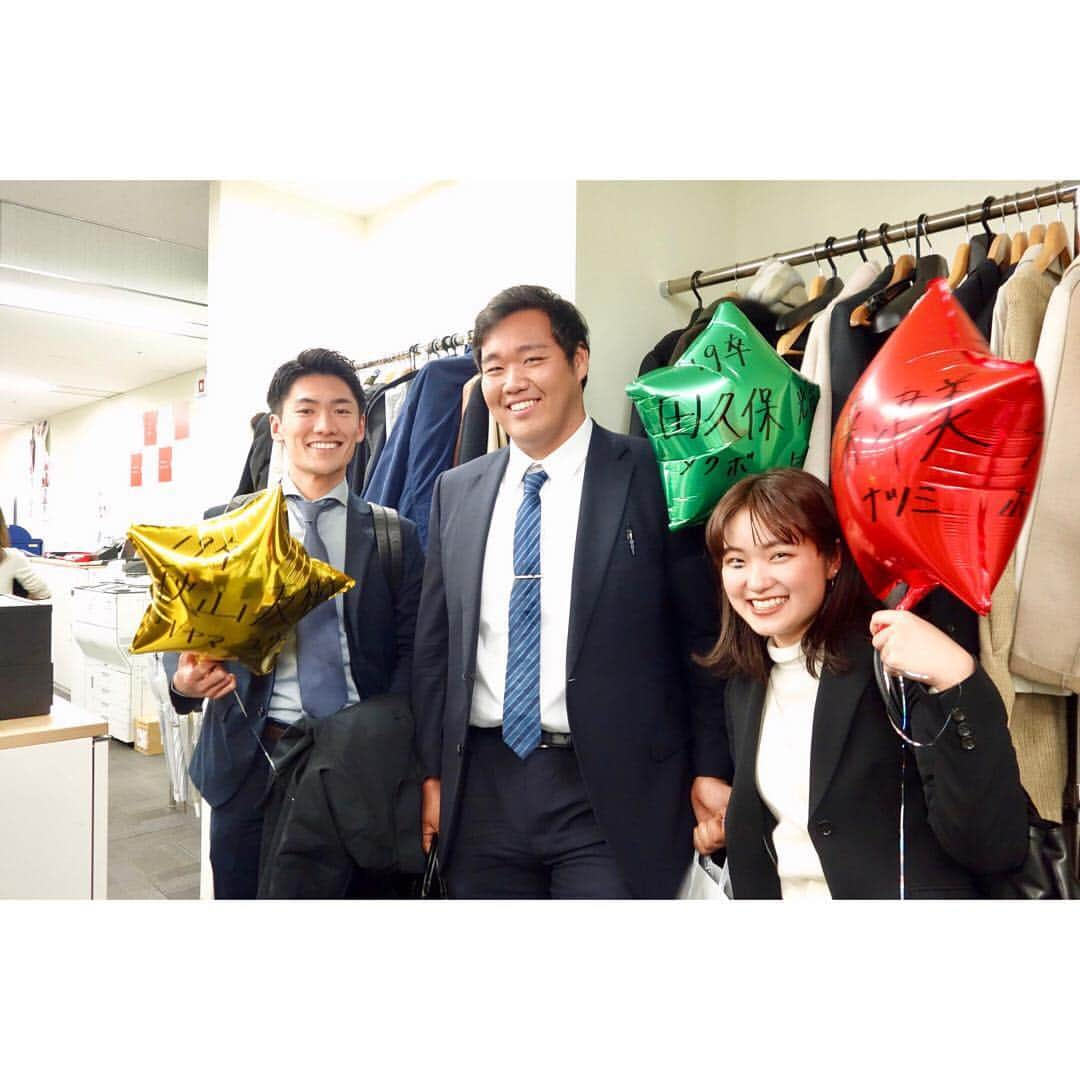 株式会社サイバー・バズさんのインスタグラム写真 - (株式会社サイバー・バズInstagram)「. 🌸新卒配属発表🌸 2週間の新入社員研修を終え…19年度新卒の配属発表が行われました！ . みんなドキドキしながら、配属先の発表を待ちます。 . 社長室室長より、配属先とトレーナーが発表され、人事から、名前が入った風船🎈を貰い、配属先へと向かいます！ 配属先からは歓迎の拍手の嵐です👏👏👏 . 配属先が発表された日の夜は各局で歓迎会が行われたみたいですよ🍻🍽 . 19卒のこれからの活躍に期待”大”です！！！！ . #19卒 #配属#配属発表#ドキドキ#入社#風船#拍手#歓迎#pr #インフルエンサー #マーケティング #インフルエンサーマーケティング #ベンチャー企業 #新卒採用 #就活 #就職活動 #内定者 #内定者アルバイト #インターン #businessman #東京 #渋谷 #tokyo #shibuya #20卒 #就活」4月22日 13時04分 - cyberbuzz_style