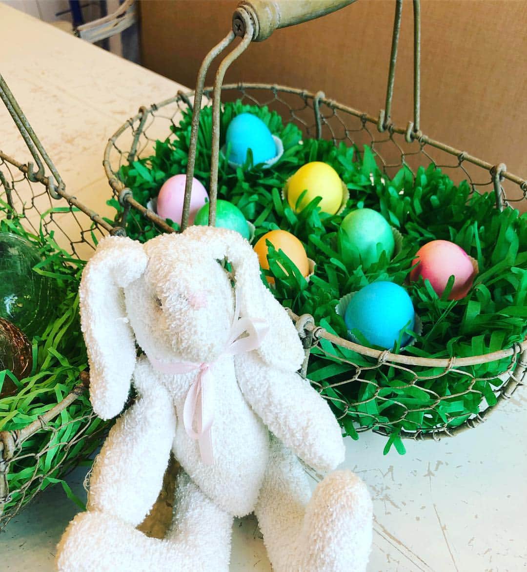 ジェリー・ライアンのインスタグラム：「Happy Easter, everyone! I hope yours was filled with fun and love. 🌸💖🐣🐇💐🍾」