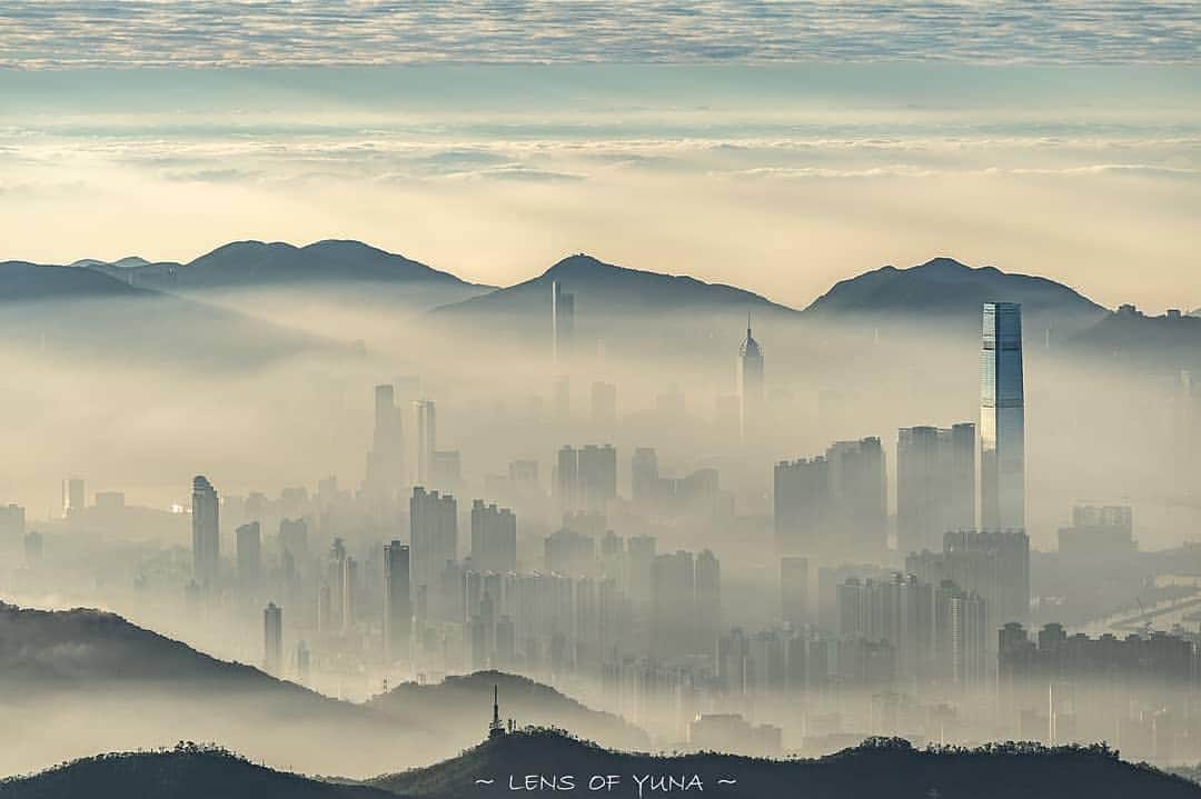 Discover Hong Kongさんのインスタグラム写真 - (Discover Hong KongInstagram)「Hong Kong’s marvellous skyline in the fog. 蒙上薄霧的香港好美！ 📷: @welcometomyworldandangle #DiscoverHongKong #repost」4月22日 13時07分 - discoverhongkong