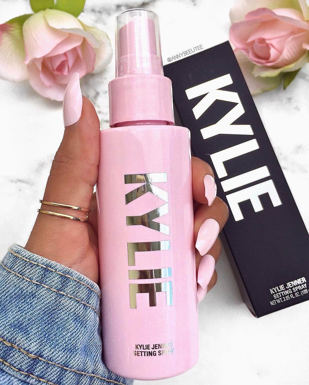 Kylie Cosmeticsさんのインスタグラム写真 - (Kylie CosmeticsInstagram)「Keeping your makeup on point all day long 💫 Love this setting spray pic by @annybeeutee 😍」4月23日 0時00分 - kyliecosmetics