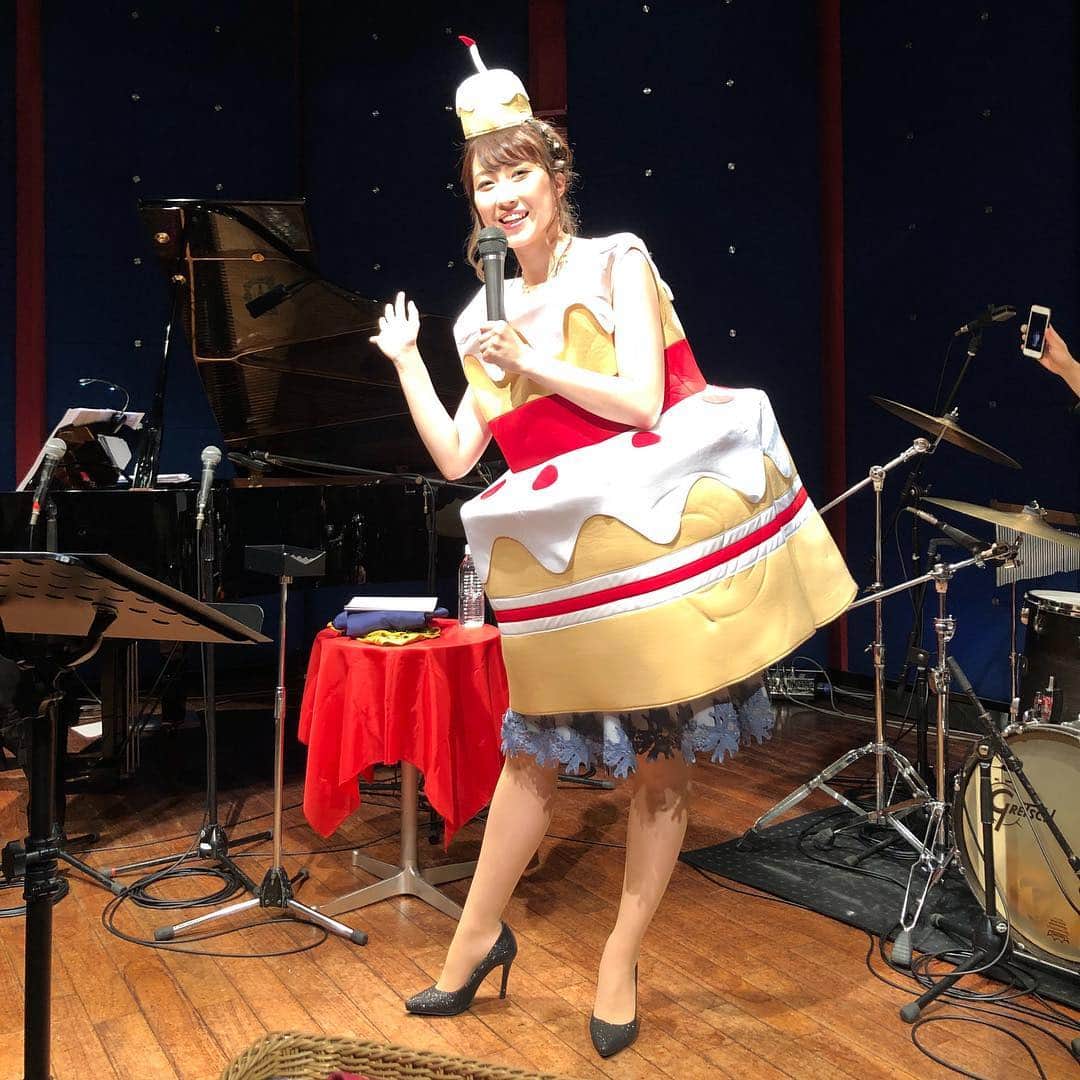 平川はる香のインスタグラム：「. はる香バースデーライブ！ きのう無事に終わりました😌  沢山の方々にご来場いただき、間違いなく人生最高のお誕生日になりました！ ご来場下さった皆様、関係者の皆様、応援して下さった方々、お花やプレゼントなどお送り下さった皆様、本当に感謝の気持ちでいっぱいです！ ありがとうございます！💓 . そしてきのうで25歳になりました！ 正直きのうまではバタバタで全く誕生日感ありませんでしたが💦 (ちなみに日付変わった瞬間は日高屋で餃子食べてた笑笑) 25歳、着々と見た目年齢に近づいてきたぞ！よし！💪 . 今回1から自分でライブを作ってみて、学び多き機会でした😌 でもとっても楽しかった！ . しばらくは音楽活動というより、芝居を女優業をメインに活動していきます。 つぎのワンマンライブは30歳の誕生日にやりたいな🎂 5年間、歌は静かに温めておきます🤭笑笑 . . 感想などぜひぜひ聞きたいです！ コメント、メッセージ等でお聞かせください😌 こんなイベントがみたい！とかもありましたらぜひご意見お聞かせください☺︎ . ゲストさんや、ミュージシャンとの写真もまたあげますー🥰 . . #はる香ライブ #バースデーライブ#jzbrat」
