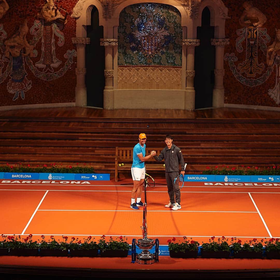 ATP World Tourさんのインスタグラム写真 - (ATP World TourInstagram)「Anyone up for some touch tennis? 😏😛🙋‍♂️ @rafaelnadal | @keinishikori | @palaumusicacat . . . 📸: @bcnopenbs #Nadal #Nishikori #Barcelona #ATPTour #Tennis」4月22日 22時32分 - atptour