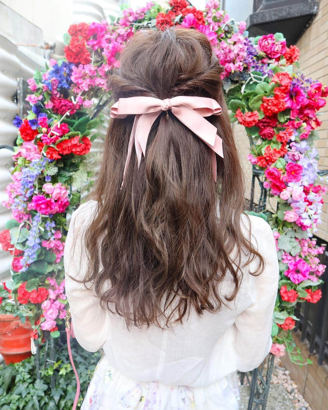 小沼瑞季さんのインスタグラム写真 - (小沼瑞季Instagram)「💐💕💐💕﻿ ﻿ ﻿ この前アンケート取ったヘアアレンジ💜﻿ まずは先にこちらの紹介するね🥰💗﻿ 動画でプロセス撮ったよ💖﻿ ﻿ ﻿ 波巻きねじりハーフアップ🎀🎀🎀﻿ 私が一番よくやるアレンジ💖﻿ ﻿ ﻿ すーごく簡単なの〜〜💕﻿ 甘く可愛く仕上げたい気分時にぴったりだよ🥰﻿ 仕上げにリーゼの3D ウェーブフォーム🍓﻿ ﻿ 毛先まで束感がウェーブが長く持つよ🙆‍♀️﻿ ﻿ ﻿ ﻿ #リーゼ#ヘアスタイリング#ヘアスタイル　#ヘアアレンジ#髪チャレ#代官山#daikanyama#リーゼ_広告#hairarrange#ねじりアレンジ#ハーフアップ#ハーフアップアレンジ」4月22日 22時32分 - mizukikonuma