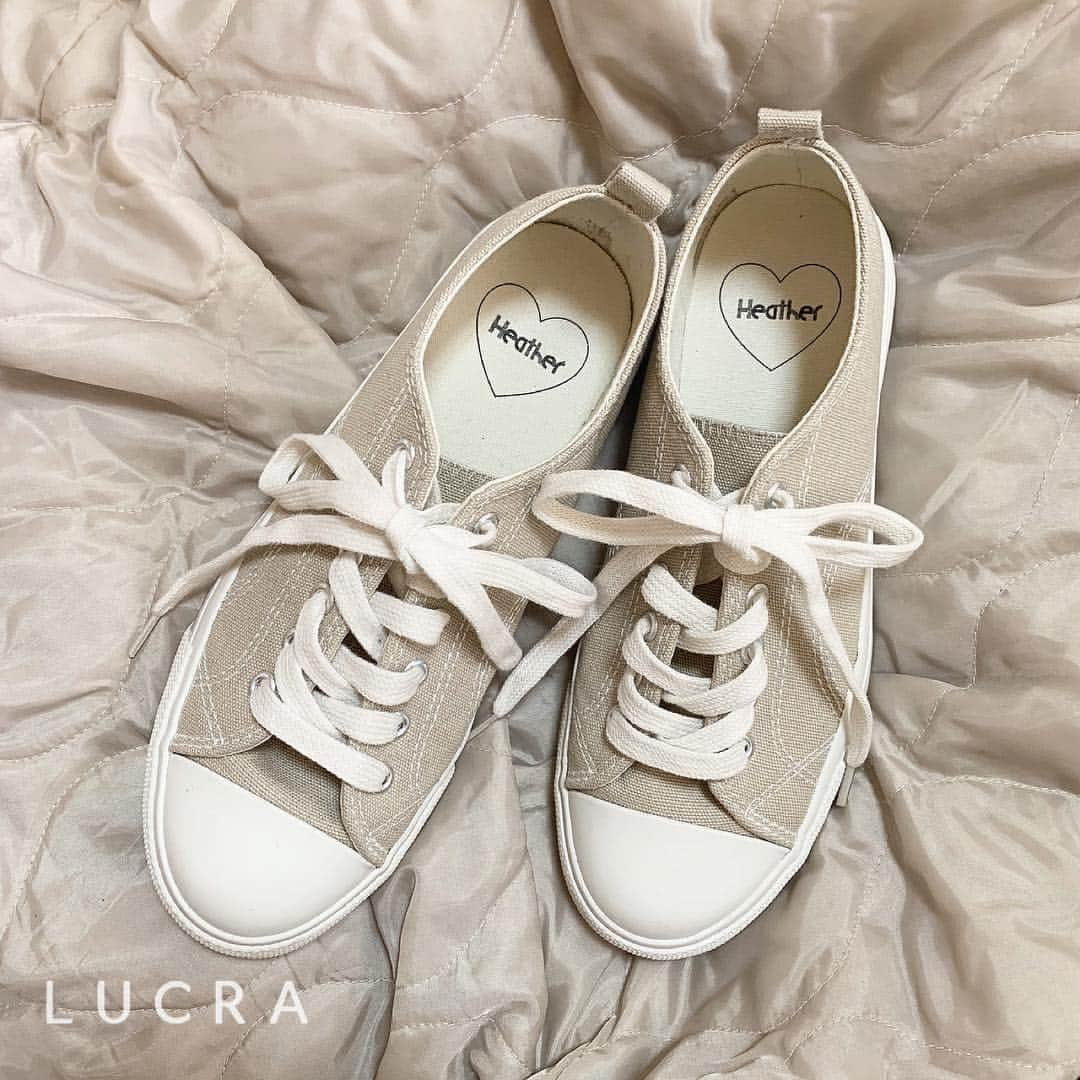 LUCRA（ルクラ）さんのインスタグラム写真 - (LUCRA（ルクラ）Instagram)「あなたもスニーカー女子に♥  Heather （ @heather_love_official ）のものです👟 ㅤㅤㅤ  どんなコーデでも合わせやすいベージュは必須アイテム◎ ㅤㅤㅤ  ㅤㅤㅤ  Photo by @mhc0902  ㅤㅤㅤ  ㅤㅤㅤㅤㅤㅤㅤㅤ ㅤㅤㅤ  LUCRA公式Instagram上で紹介させて頂くお写真を募集中！写真に#lucrajp をつけるかタグ付けして投稿してくださいね♡ ㅤㅤㅤ  #ファッション #コーディネート#お洒落さんと繋がりたい#スニーカー#低身長 #きょコ#足元倶楽部#低身長さんと繋がりたい#インスタ映え#スニーカー女子 #ブラウンコーデ#ワントーンコーデ#プチプラコーデ#コーデ#置き画クラブ#置き画#置き画倶楽部#instagood#instalike#like4like#followme#ニューバランス#newbalance  #NIKE#ナイキ#AirMax#エアマックス#ピンクスニーカー#エアマックス90」4月22日 22時32分 - lucra_app