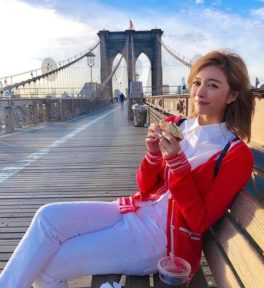 濱野りれさんのインスタグラム写真 - (濱野りれInstagram)「The early bird catches the worm🤲 Thanks for such a beautiful morning🦜💐 .. .. #brooklynbridge#bagel#bagelsandwich#iloveny#newyork#newyorkcity#ny#newyorktrip#newyorkgram#newyorklife#chanel#tripstagram#lovetrip#lovefashion#nycstreetstyle#nycstyle#nyc_explore#essabagel  #ニューヨーク#ブルックリンブリッジ#旅行#アメリカ#ブルックリン#朝食#ベーグル#エッサベーグル#ホワイトコーデ」4月22日 22時39分 - riregram