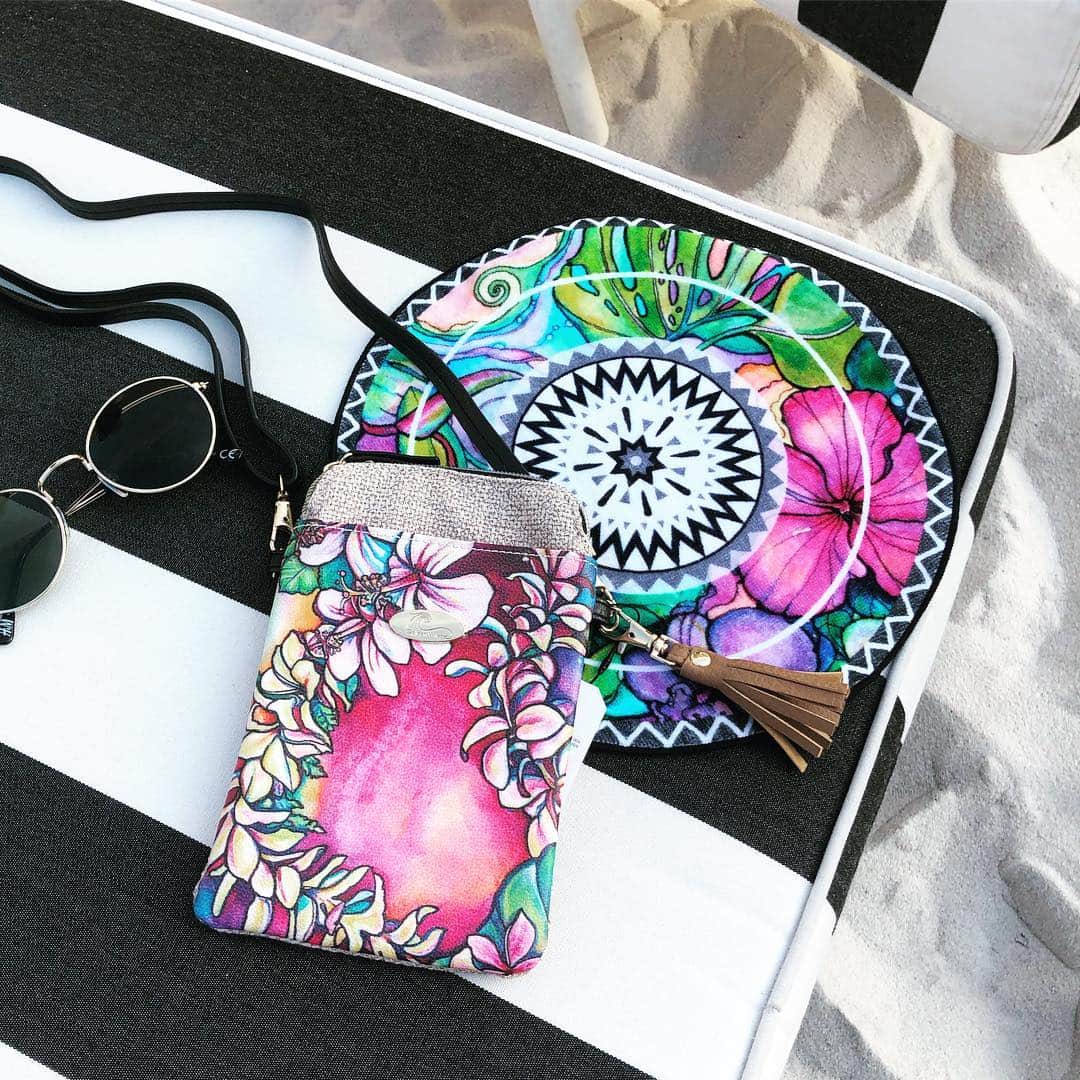 ラレイアのインスタグラム：「🌺 Colleen Wilcox × La Leiaコラボの新作たくさん入荷しました😍💕 ・ さらに #楽天 サイトにてお買い物マラソンセールも開催中！ GWに使えるアイテムも今ならポイント20倍でGETできちゃいます😊✨ ・ お得なクーポンも配布中！ ・ ぜひお見逃しなく😄🌈 @laleia_official  @colleenwilcoxgallery_jp  #colleen#colleenwilcox#art#hawaii#aloha#surf#beach#fashion#laleia#ハワイ#フォトジェニック#インスタ映え#インスタ女子#アロハ#ビーチ#春#新作#海を感じる雑貨#ラレイア#ギフト#プレゼント#アート#ビーチガール#サーフスタイル#大人カジュアル」