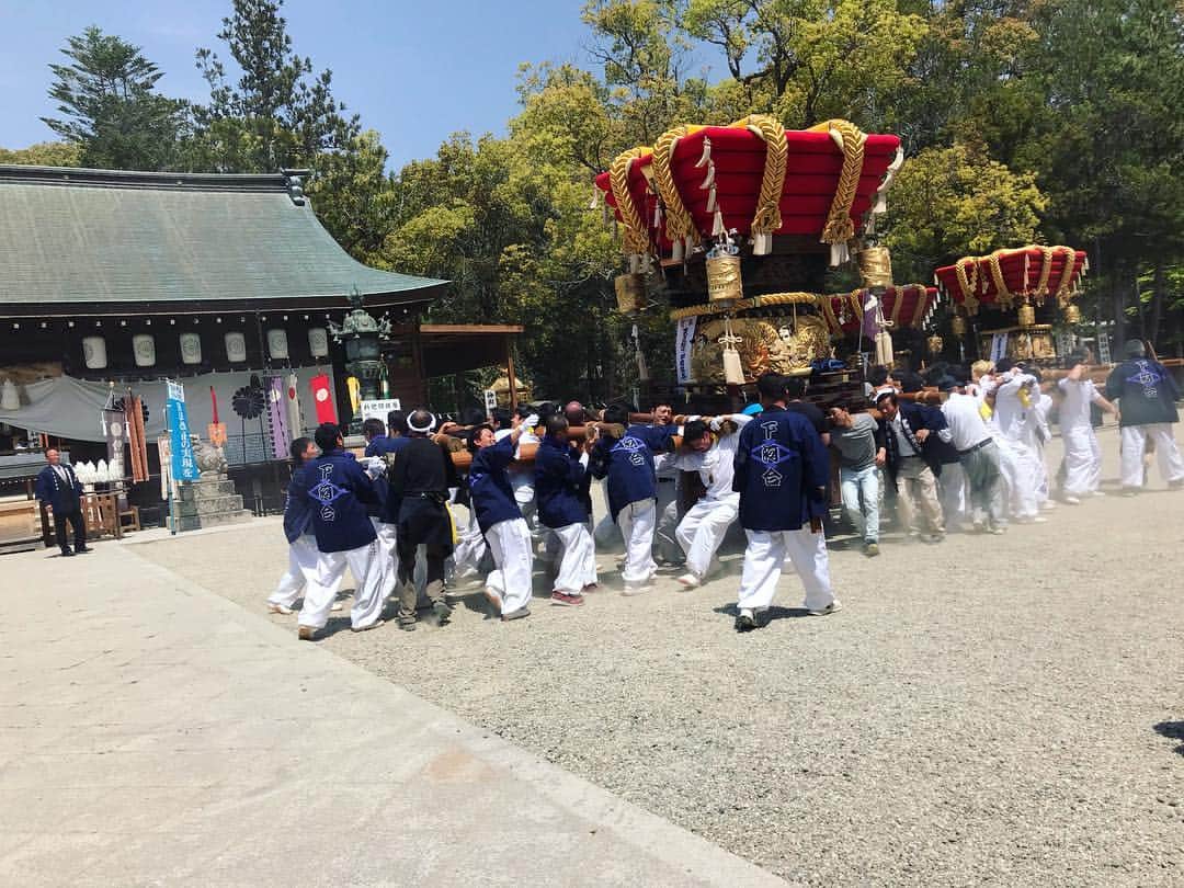 早坂香須子さんのインスタグラム写真 - (早坂香須子Instagram)「淡路島は、伊弉諾尊（いざなぎのみこと）、伊弉冉尊（いざなみのみこと）が最初に産み落とした島。  その夫婦神を祀る日本最古の神社・伊弉諾神宮に訪れたら、春例祭のだんじりがはじまった。  子供たちを乗せたとても重い山車を、島の男たちが引いて奉納する。  鄙びた力強いエネルギーと、境内裏手の静寂が心地よくて、つい長居してしまった。  とても気持ちのいい神社でした。  #伊奘諾神宮 #男女和合の神様 #淡路島 #yinyang  #ありがとうございました」4月22日 22時37分 - kazukovalentine