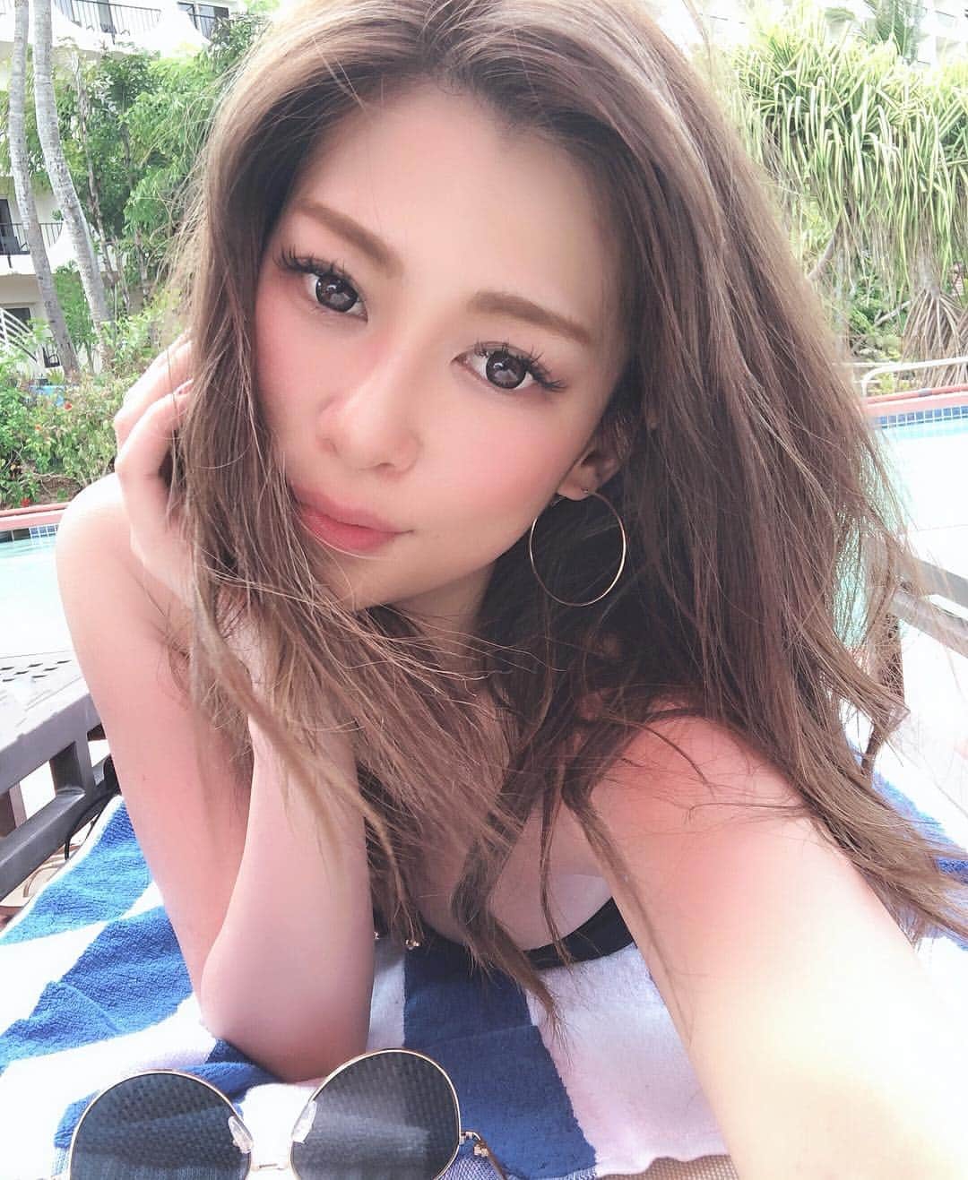 長谷川唯のインスタグラム：「・ ・ 日差しにあたるとさらにハイライトが綺麗😻👏🏻💯 @hiltonguamresort にも行ってプールで泳いだりできて贅沢な時間でした☀️🍃 ・ ・ #hiltonguam #guam #pool #poolside #summertime #chill #happy #instagood」