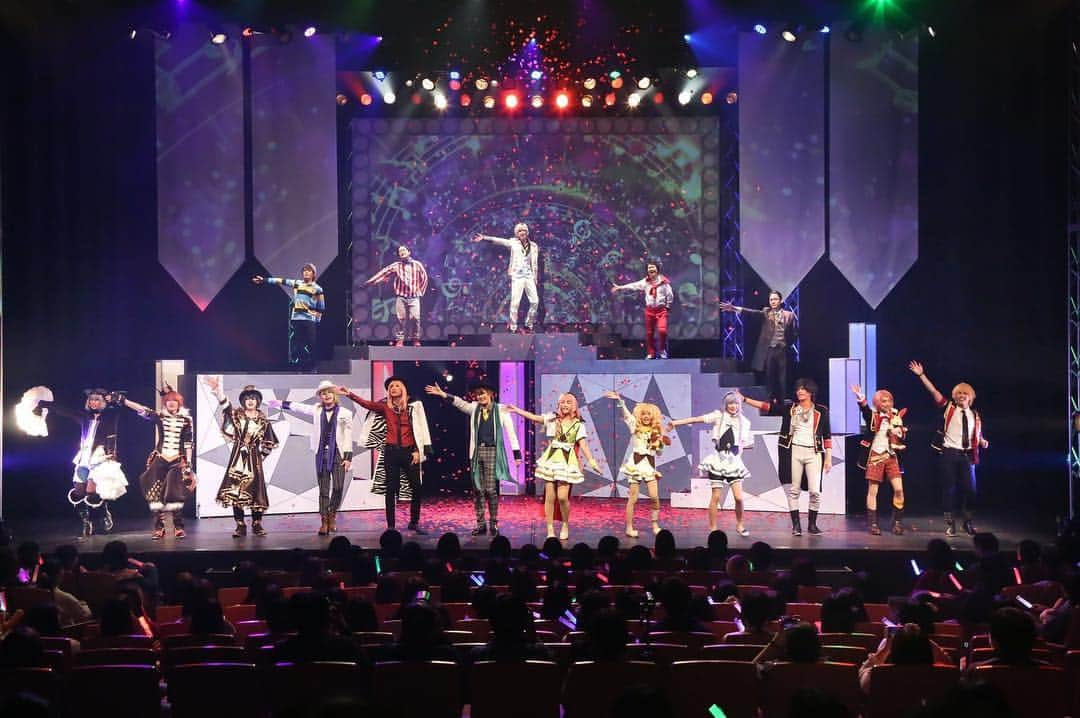 小波津亜廉さんのインスタグラム写真 - (小波津亜廉Instagram)「[21/4/19] Gorgeous stage photo, everyone’s on average well-focused and the rose petals are a delight ⠀⠀⠀ ⠀ ⠀ #kohatsuallen #ooharakaiki #kawaimasahiro ⠀⠀⠀ ⠀ Source: I-Chu The Stage’s twitter」4月22日 22時46分 - ahun_andsome