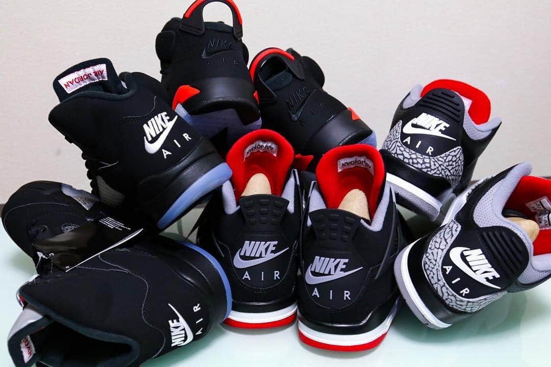 SneakerBox.jpのインスタグラム：「🔥NIKE AIR🔥 運良く先行でゲットしたAJ4 RETRO BRED OGが到着‼️ いやー99復刻以来のOG仕様✨ここ数年、ここまでNIKE AIRロゴが復刻してくれるとは夢にも思いませんでした🥰 16年に復刻されたWhite Cement と比較したんですが、型が変わったかも。。見比べると結構違いました😅まぁとは言えBREDは最強カラー過ぎます🔥定価が高いのが痛いですね。。このモデル買って悔いなし‼️ 854262-001 AJ3 308497-060 AJ4 845035-003 AJ5 384664-060 AJ6  #airjordan  #airjordan4 #airjordanretro  #airjordan4retro  #bred #jordan1club  #jordan4s  #sneakerbox #エアジョーダン #エアジョーダン4 #ジョーダン4 #一眼スニーカーズ」