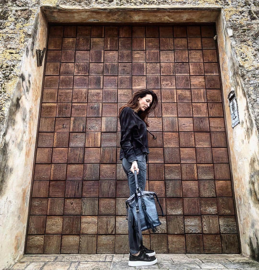 エンリーベグリンのインスタグラム：「Find your eternity in each moment. Woven leather on a square shaped door.  My favorite bag 💼 Ischia woven leather 💞. #henrybeguelin#vegetaltannedleather#bag#woven#leather#irregolare#lava#color#door#ethnic#」