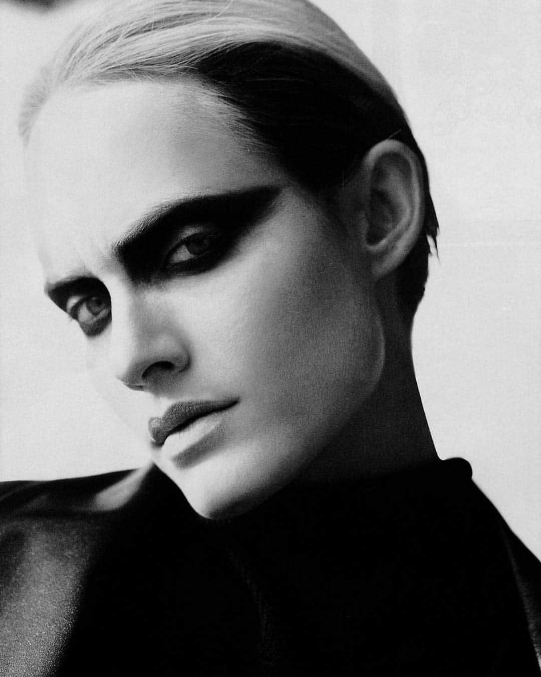 パット・マグラスさんのインスタグラム写真 - (パット・マグラスInstagram)「XTREME BLACK HAUTE ⚡⚡⚡ PRESENTING the EXQUISITE @ambervalletta slaying #makeupbypatmcgrath in the September 2002 issue of  @vogueitalia photographed by @craigmcdeanstudio ⚡⚡⚡ #patmcgrathlabs #inspiration」4月22日 22時58分 - patmcgrathreal