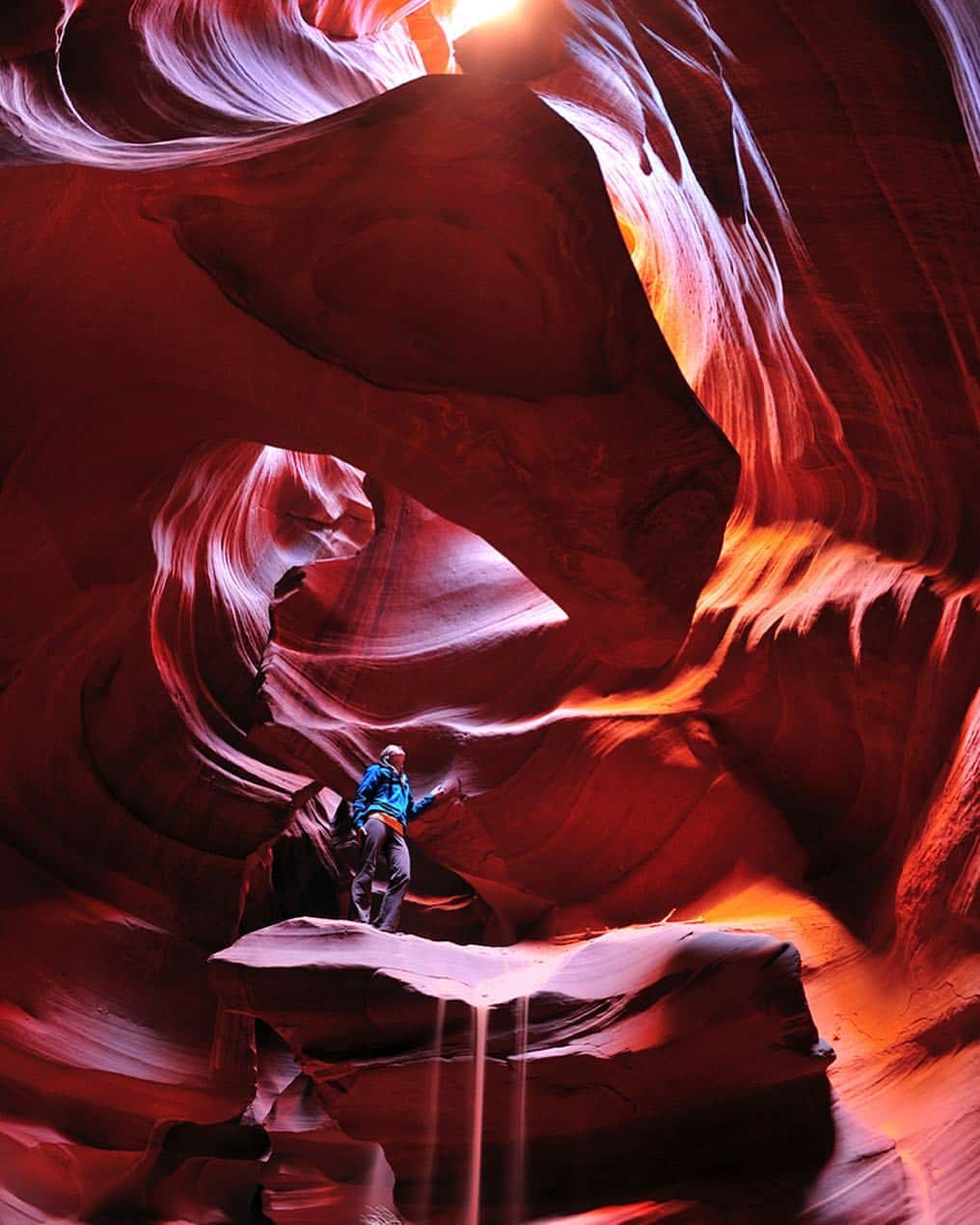 National Geographic Creativeさんのインスタグラム写真 - (National Geographic CreativeInstagram)「Photo by @ladzinski | Happy Earth Day! | A woman explores the mesmerizing waves of Antelope Canyon, Arizona. #EarthDay #Arizona #Exploration」4月22日 22時58分 - natgeointhefield