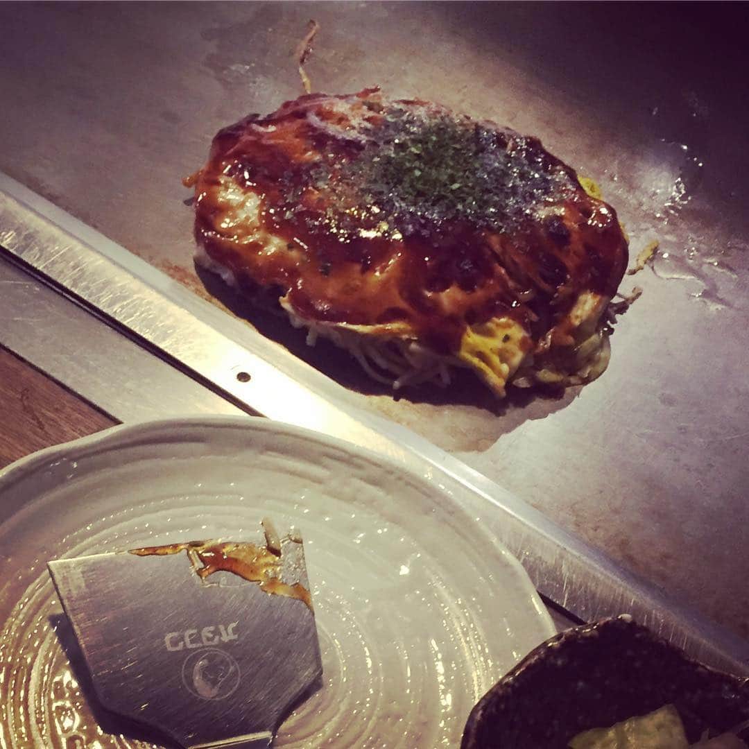 田井弘子さんのインスタグラム写真 - (田井弘子Instagram)「昨日、笹塚鉄板ベイビーで #おっこん 食べて来たよー！！ 大型新人⁉️アメリカンなコーバンさんに、広島お好みを焼いてもらいました💦 手際も良くて、びっくり‼️ 美味しかったー😆 でも、今月いっぱいでいなくなっちゃうとか。残念。  MONOで活躍中の啓太君も居ましたー！  もちろん、#愛鯛 のチラシも置いてもらいましたよっ❤️ #笹塚 行ったら皆さんも、#鉄板ベイビー お立ち寄り下さいっ！」4月22日 22時59分 - hirokotai