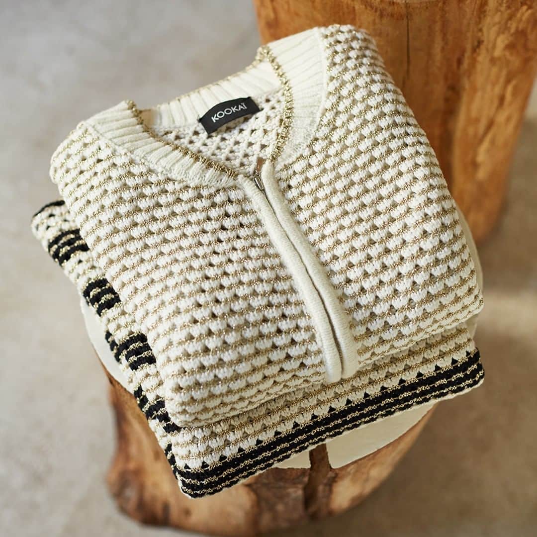 クーカイのインスタグラム：「Notre gilet…. ses délicates touches métallisées vous réchaufferont durant les soirs d'été 🌙 . . . #kookaiette #fashion #outfit #lifestyle」